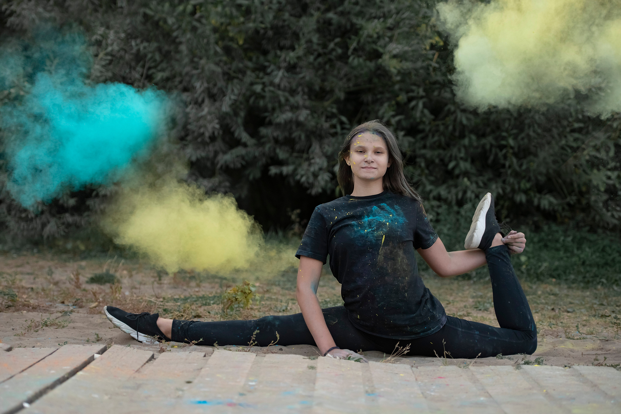 Девочки из En Dehors с фестивальными красками. Выпускные альбомы. Детский, школьный фотограф Наумова Марина Воронеж