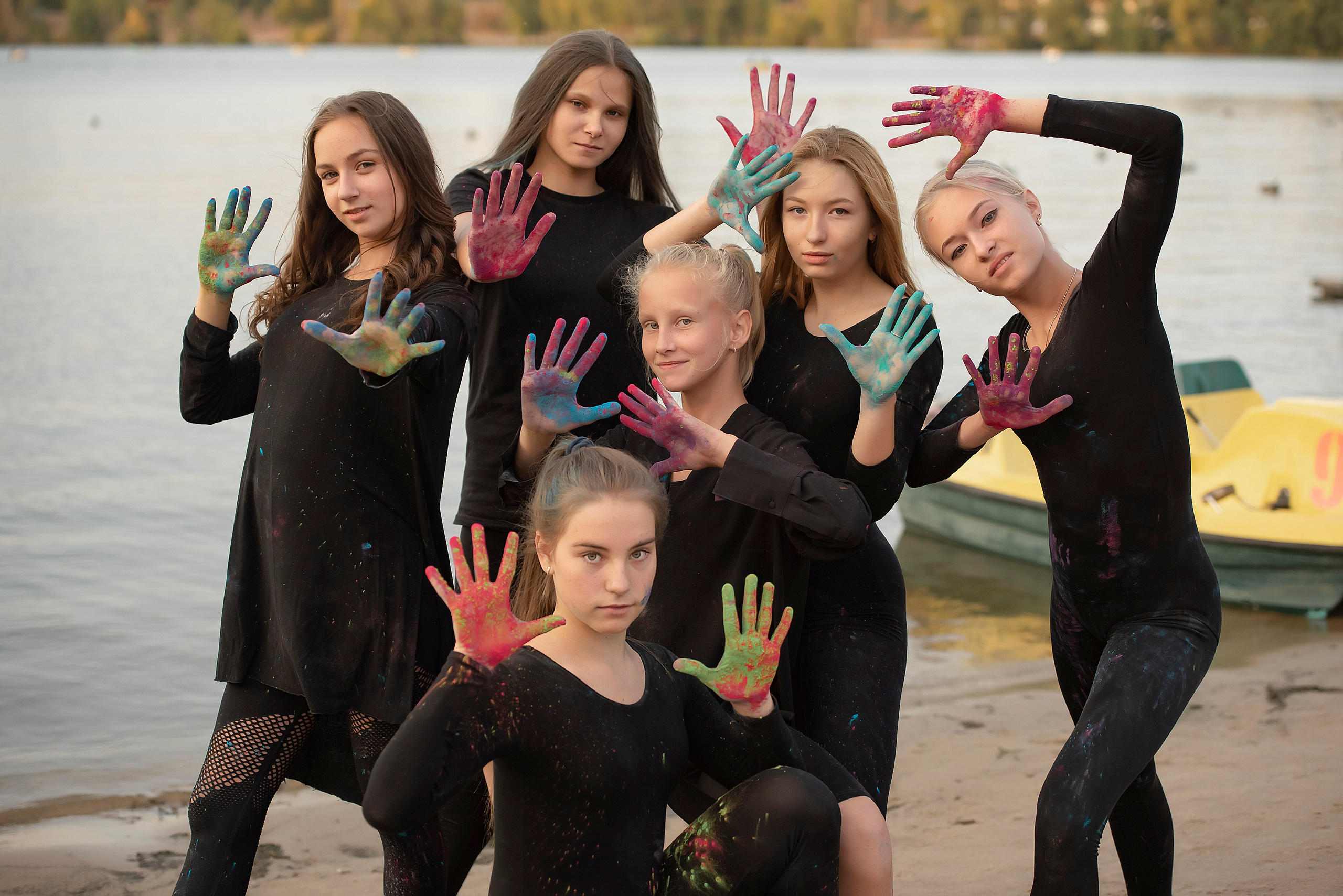 Девочки из En Dehors с фестивальными красками. Выпускные альбомы. Детский, школьный фотограф Наумова Марина Воронеж