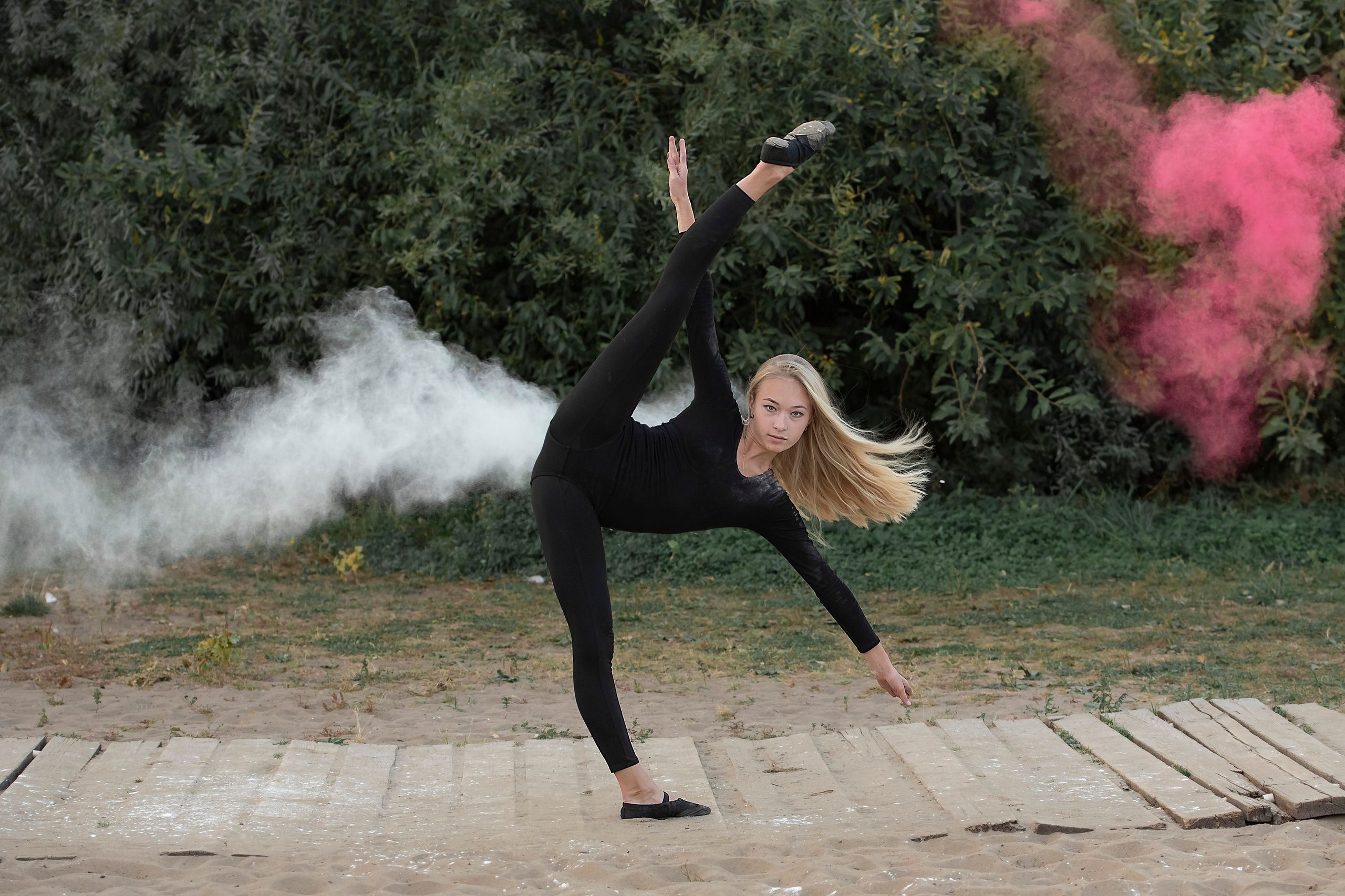 Девочки из En Dehors с фестивальными красками. Выпускные альбомы. Детский, школьный фотограф Наумова Марина Воронеж