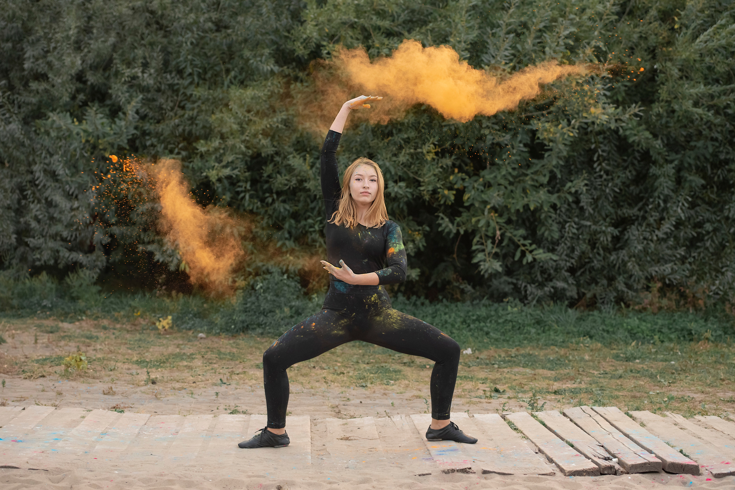 Девочки из En Dehors с фестивальными красками. Выпускные альбомы. Детский, школьный фотограф Наумова Марина Воронеж