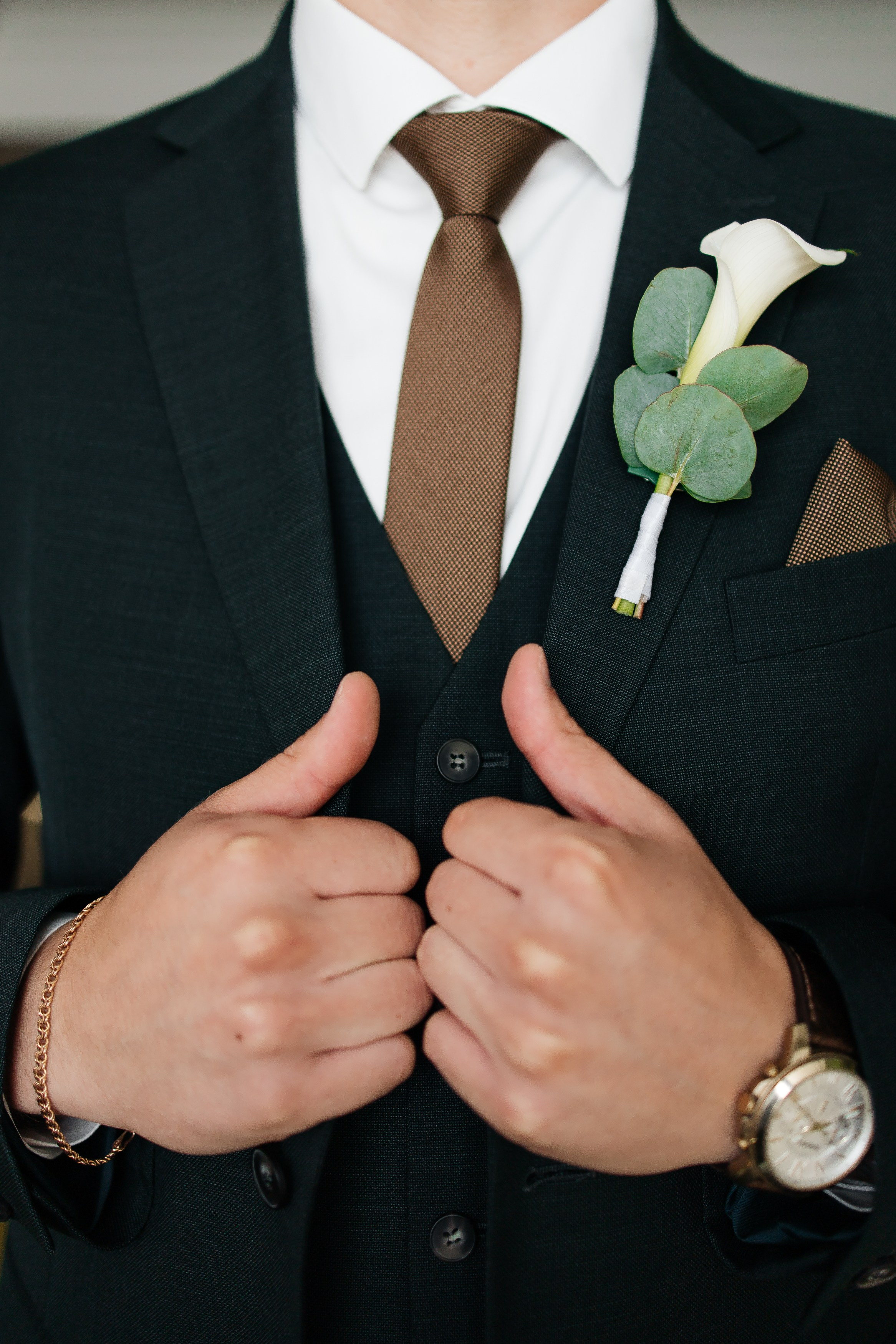 Стильный портрет жениха в отеле