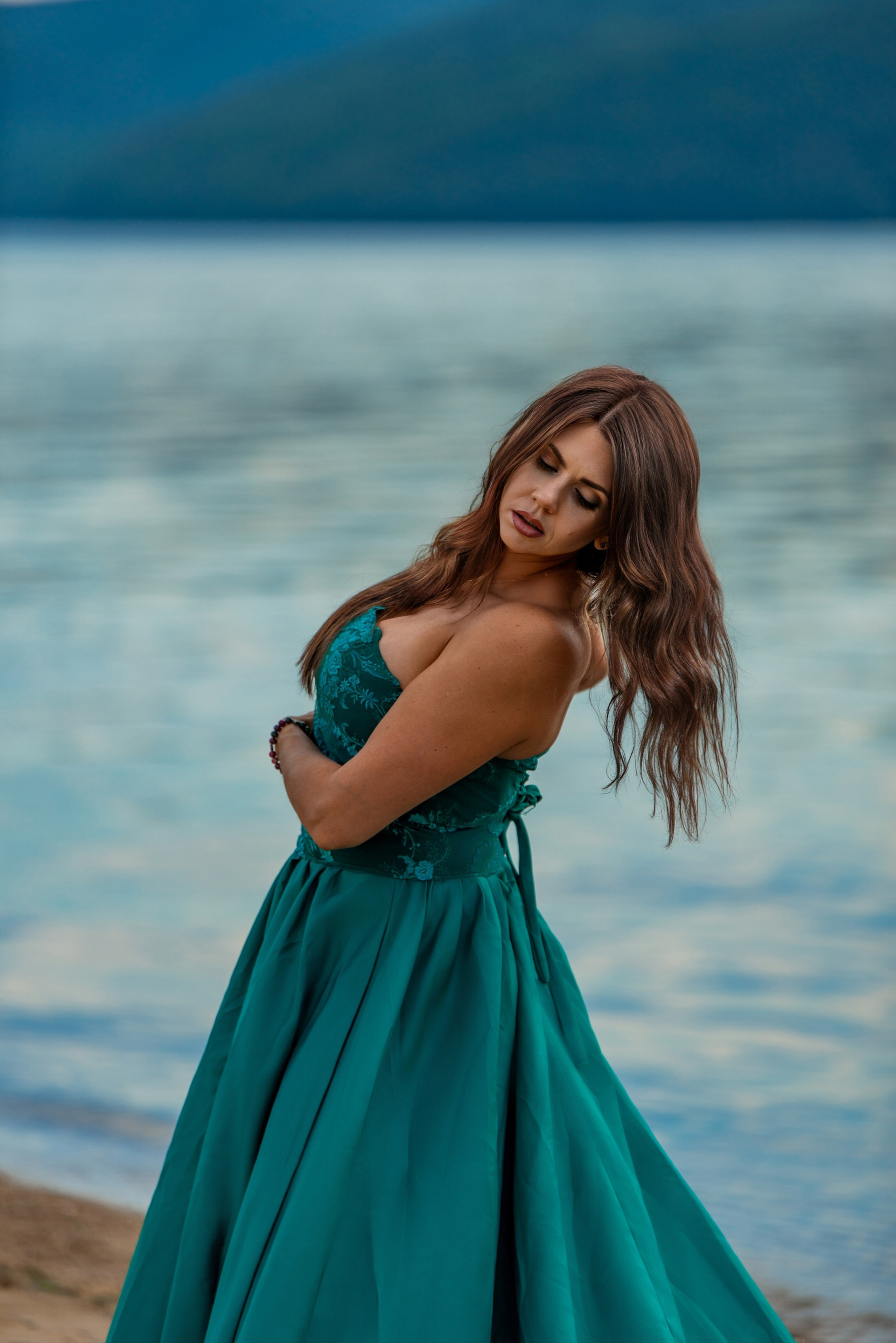 Платье со шлейфом на фотосессию на Байкале напрокат