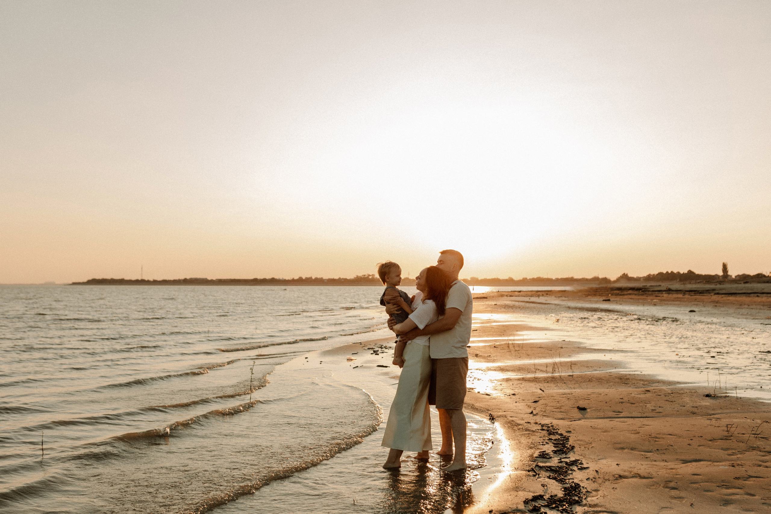 Трое у реки, не считая фотографа. Семейный фотограф в Краснодаре Яна Морева