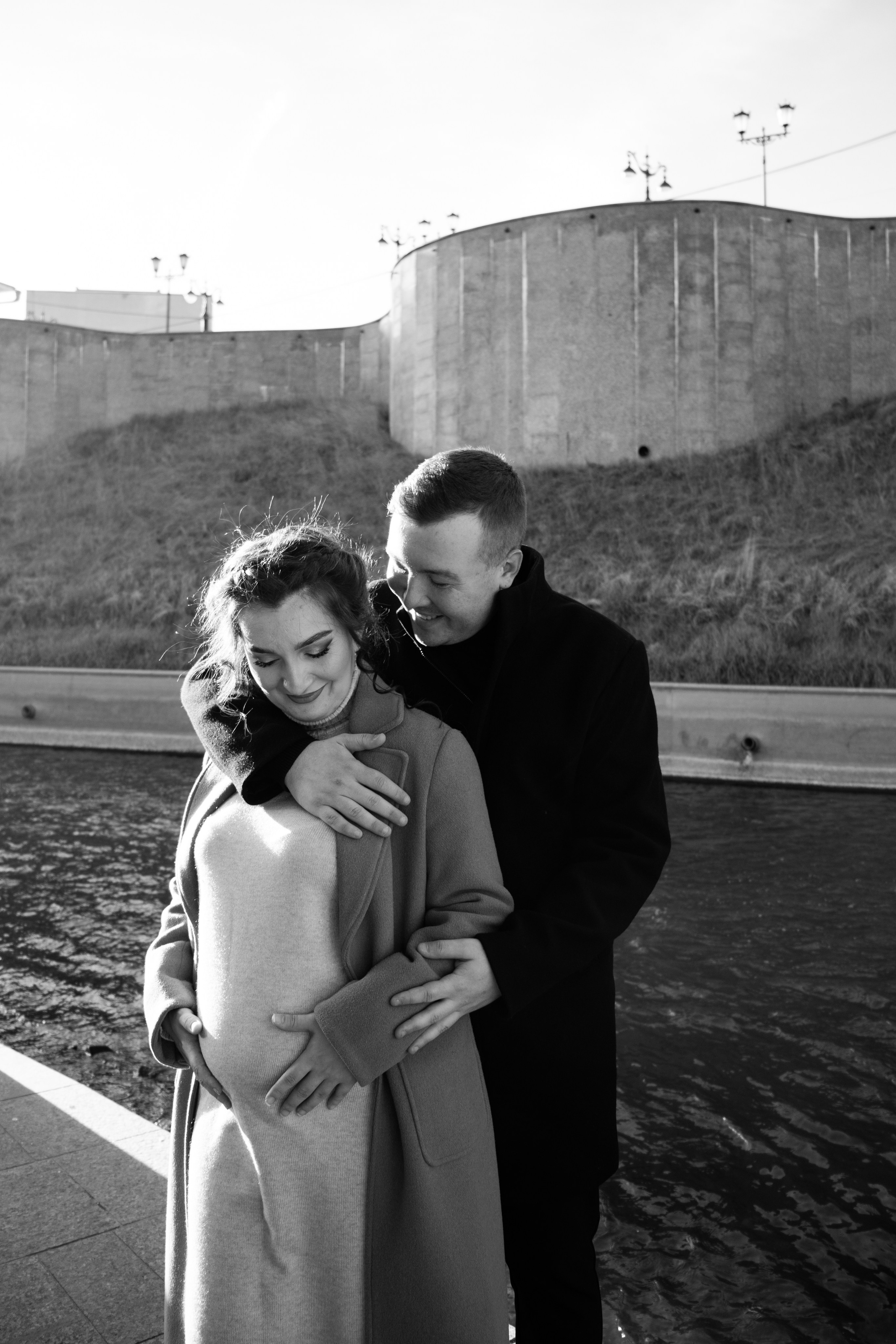 Прогулочная фотосессия беременной девушки с мужем в городе Томск