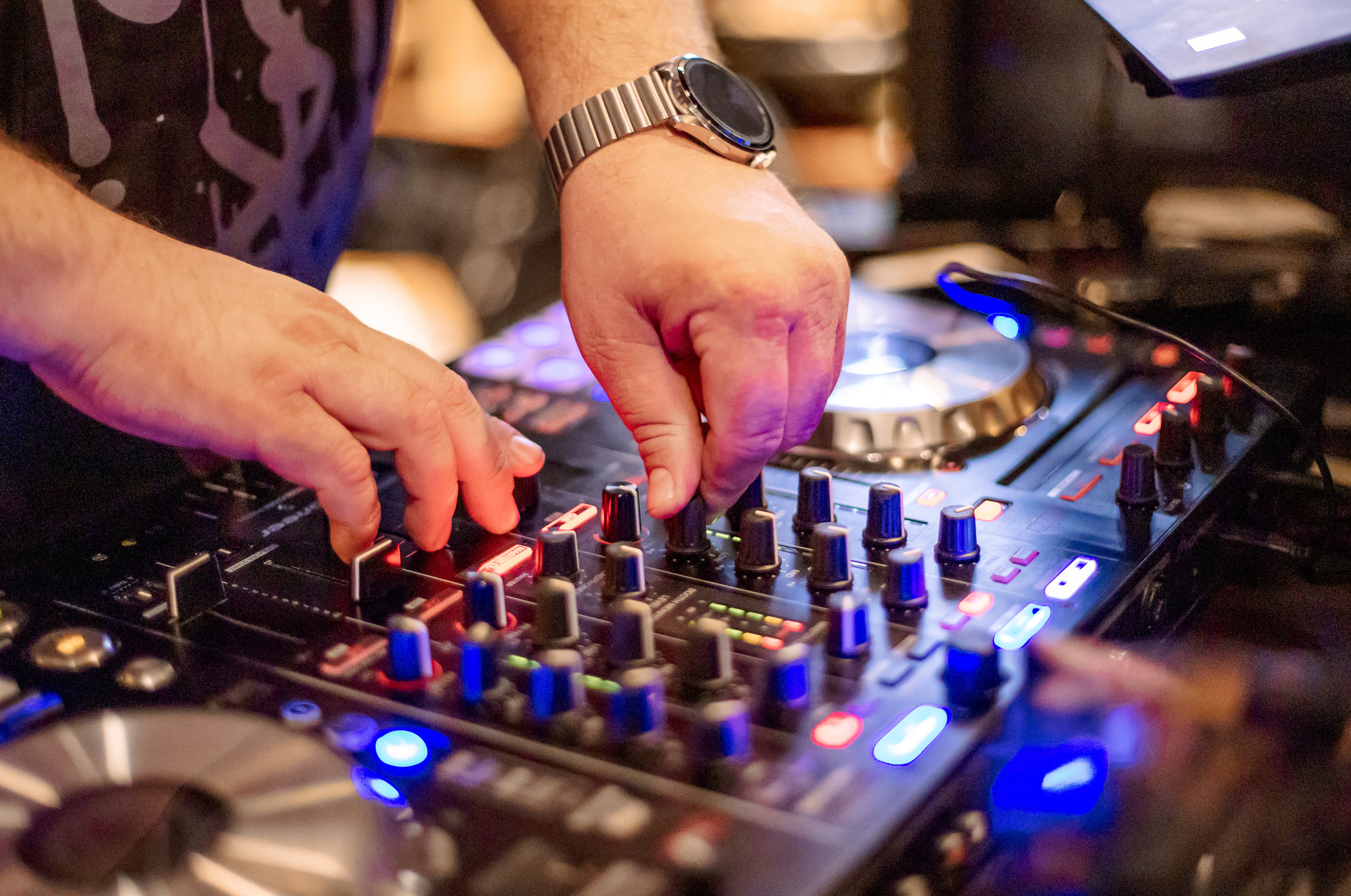  #ДИДЖЕЙМЕДВЕДЬ, диджей Медведь Диджей на свадьбу, диджей на корпоратив. диджей на праздник, диджей с аппаратурой, диджей с колонками, аренда аппаратуры dj medved резидент MixFm Диджей Алексей Медведь