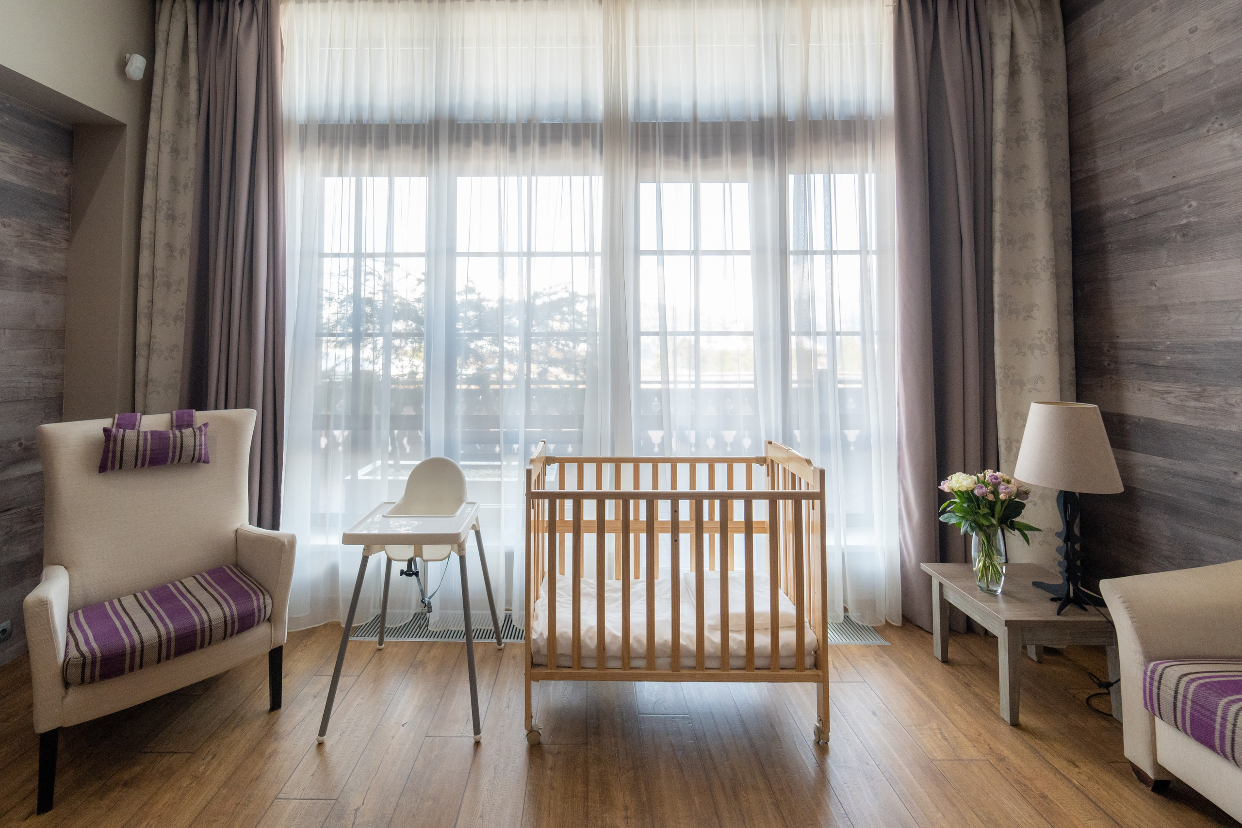 Номер полулюкс в отеле 1389 Газпром Поляна с детскими принадлежностями. Репортажный фотограф в Красной Поляне и Сочи Павлюченко Екатерина