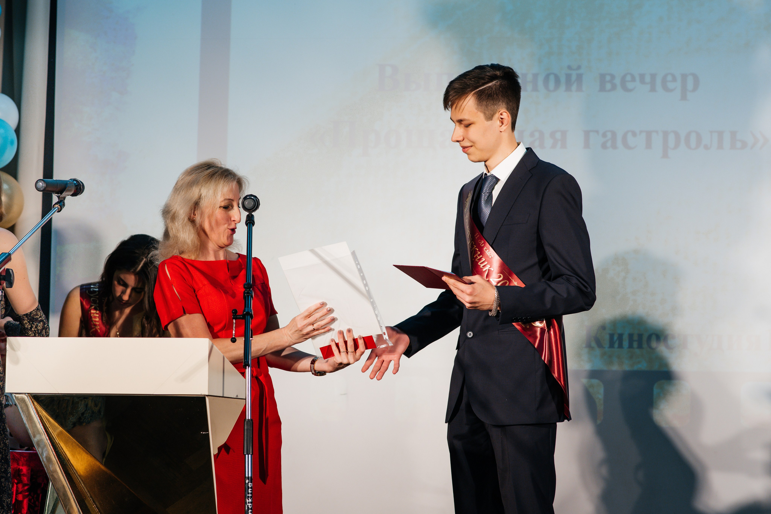 Вручение аттестатов. Выпускные альбомы в Подольске Москве и МО