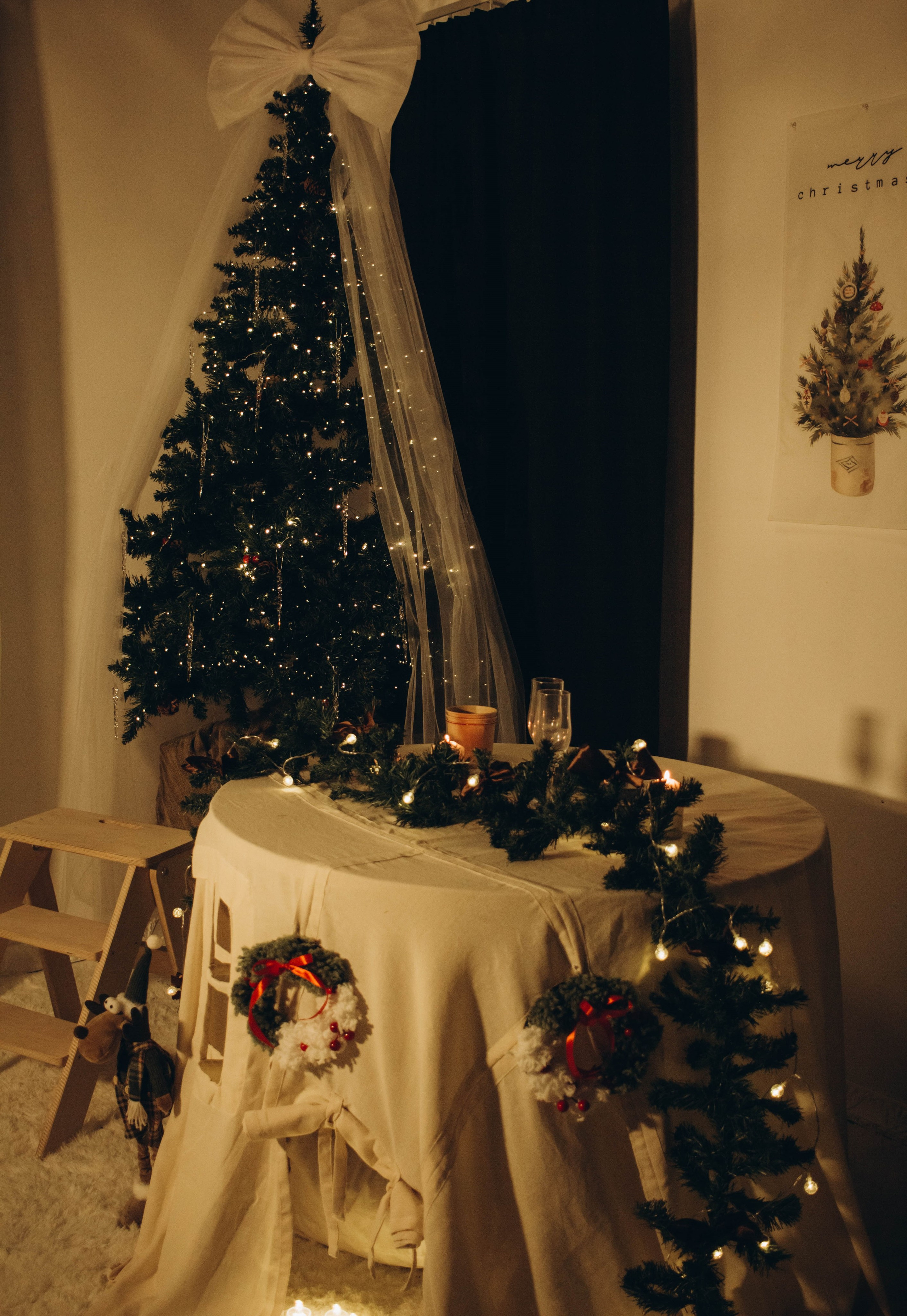 Фотостудия город Туринск :новогодняя елка с белым бантом, вечреняя атмосфера. 