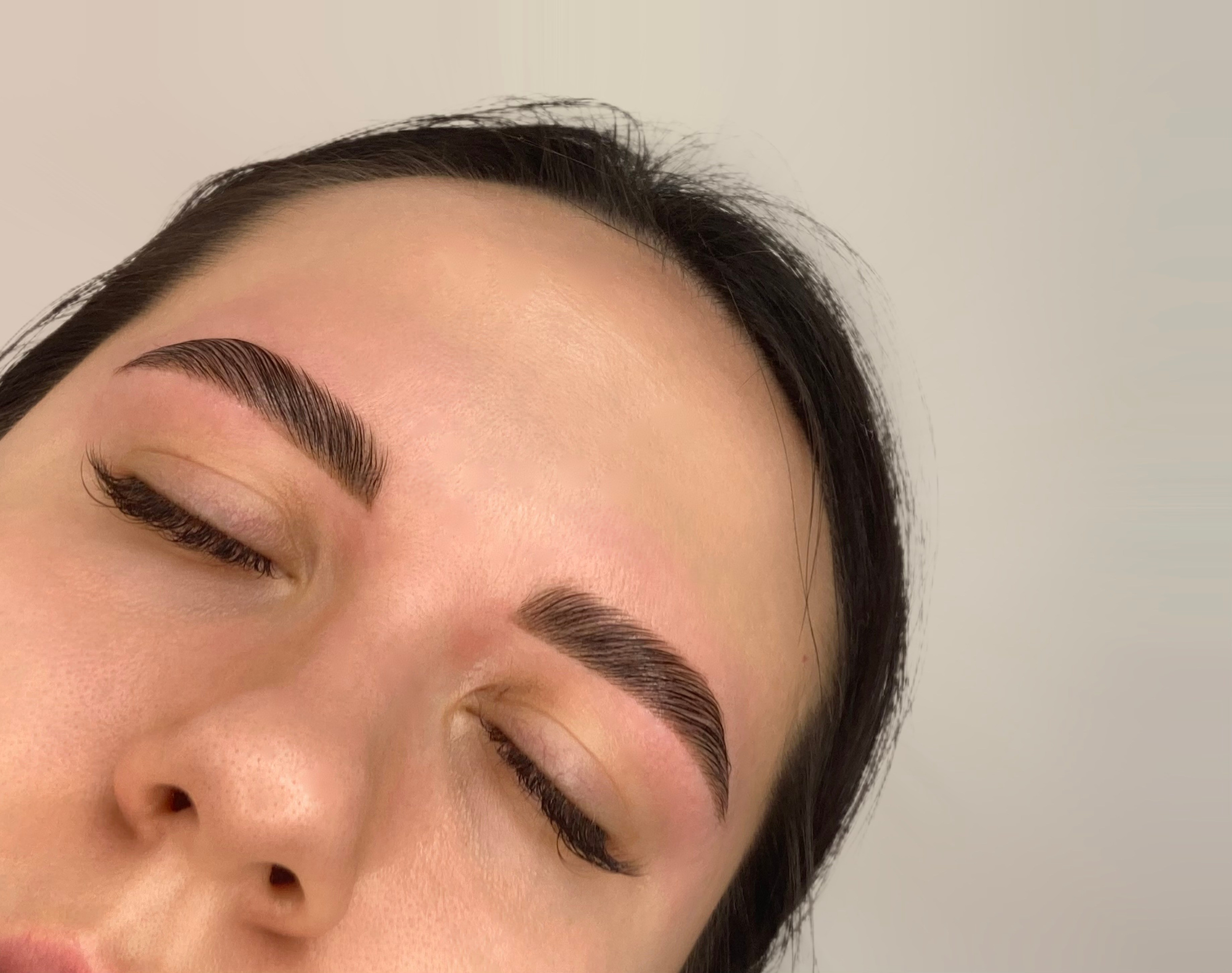 БРОВИ И РЕСНИЦЫ МОСКВА. СВАДЕБНЫЙ ВИЗАЖИСТ-СТИЛИСТ В МОСКВЕ ПРИЧЕСКИ МАКИЯЖ БРОВИ ВЫЕЗД