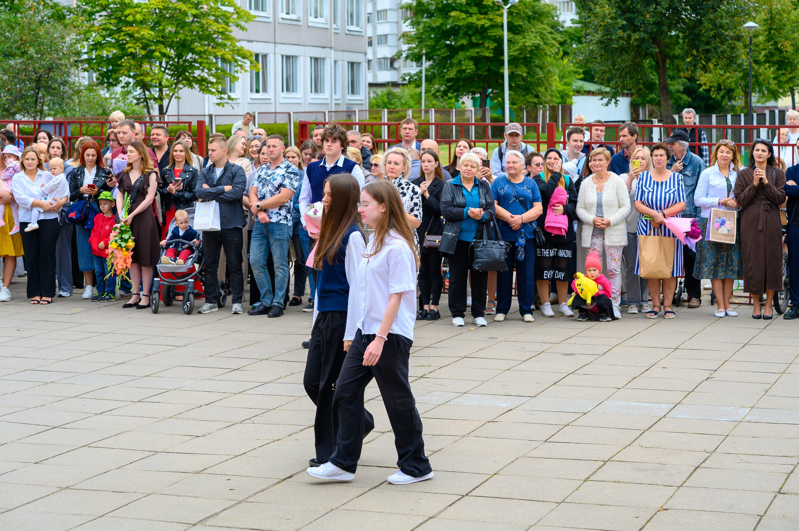 Вот звучит первый звонок, перед этим долгое приготовление к новому этапу в жизни, Яромир идет в школу. Фотоуслуги, услуги фотографа, фотографирование важных событий