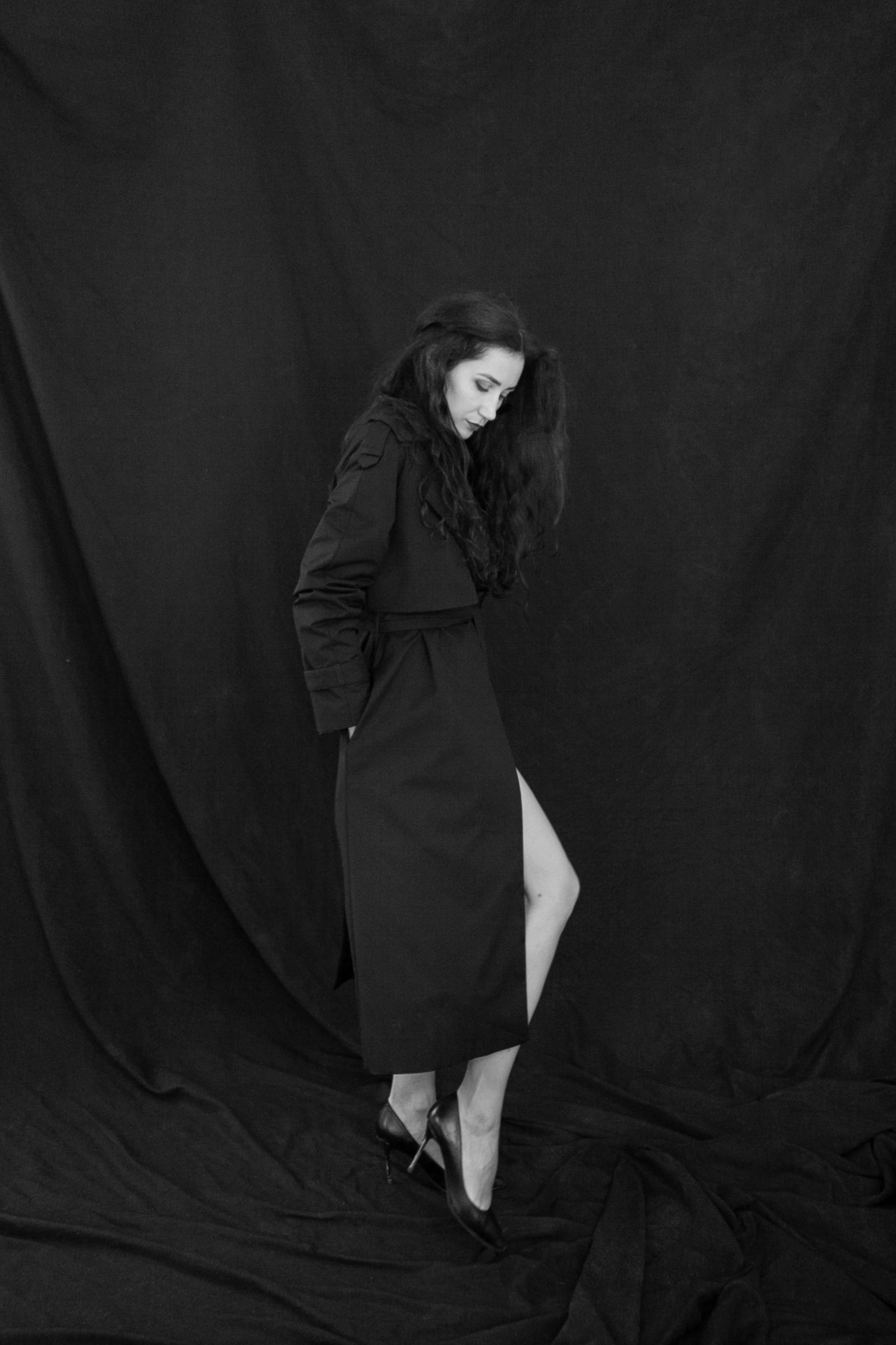 нуарное фото брюнетки в плаще