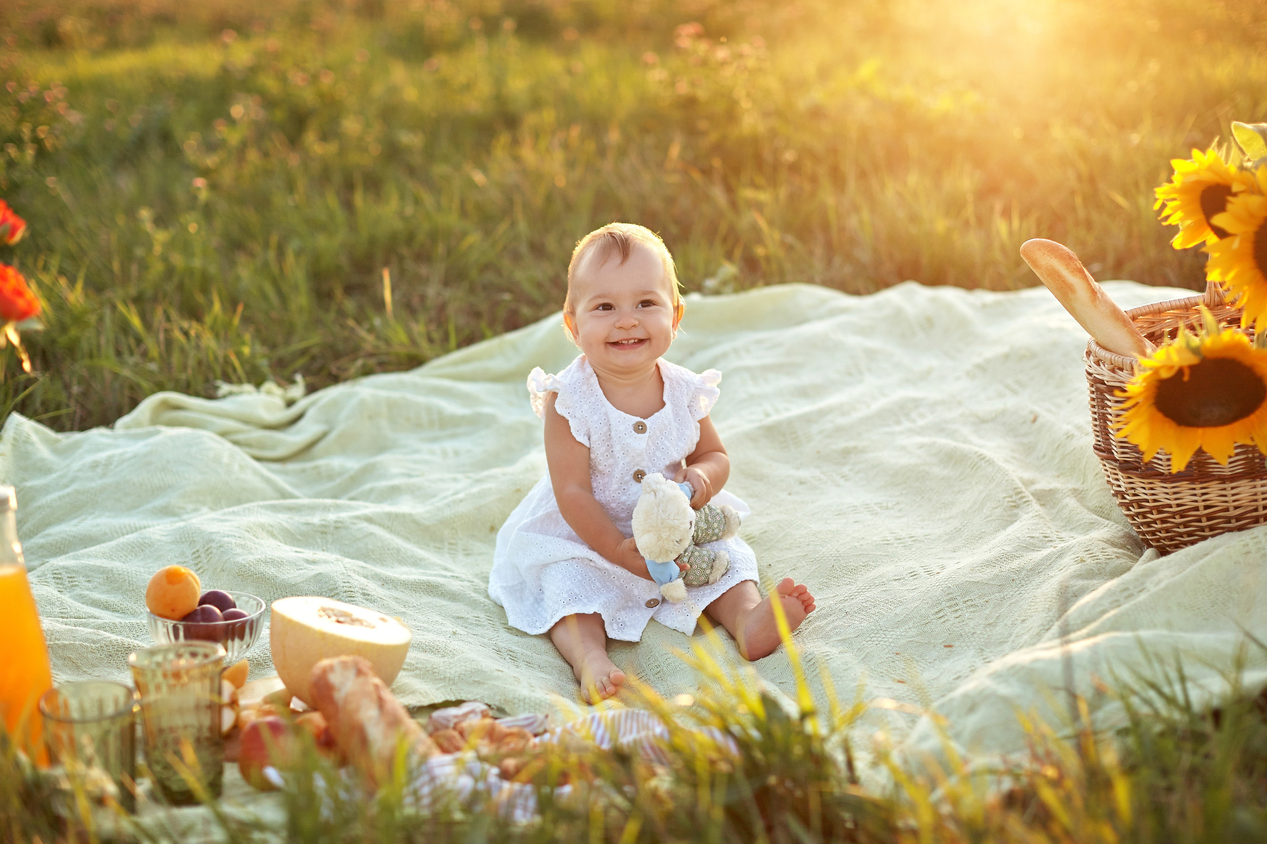 Мама с дочкой в поле на закате. Фотограф Ольга Ефремова
