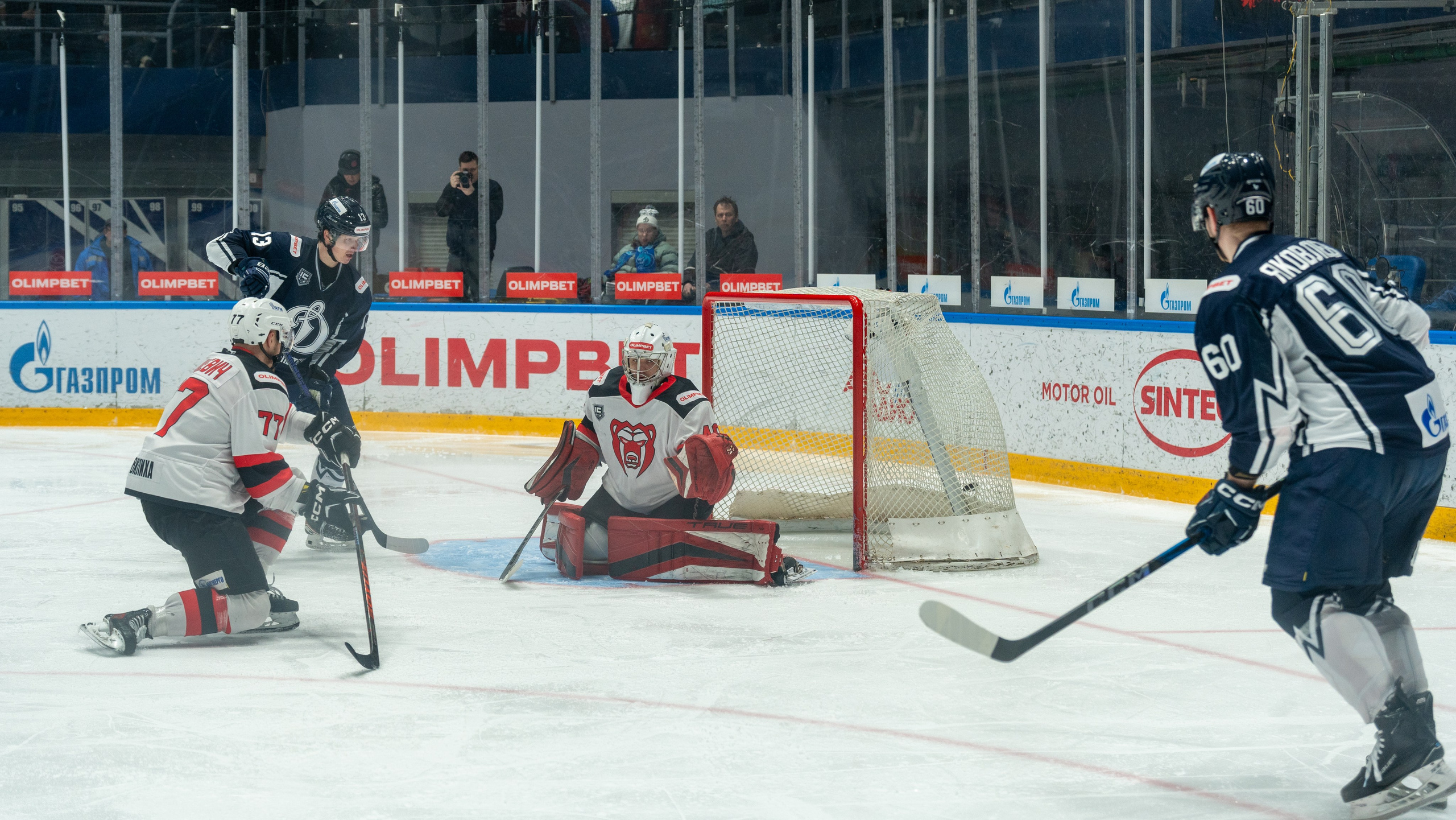 Хоккейный матч «Динамо» — «Молот» в Санкт-Петербурге: острая атака у ворот. Репортажная спортивная фотосъёмка, динамика, эмоции.