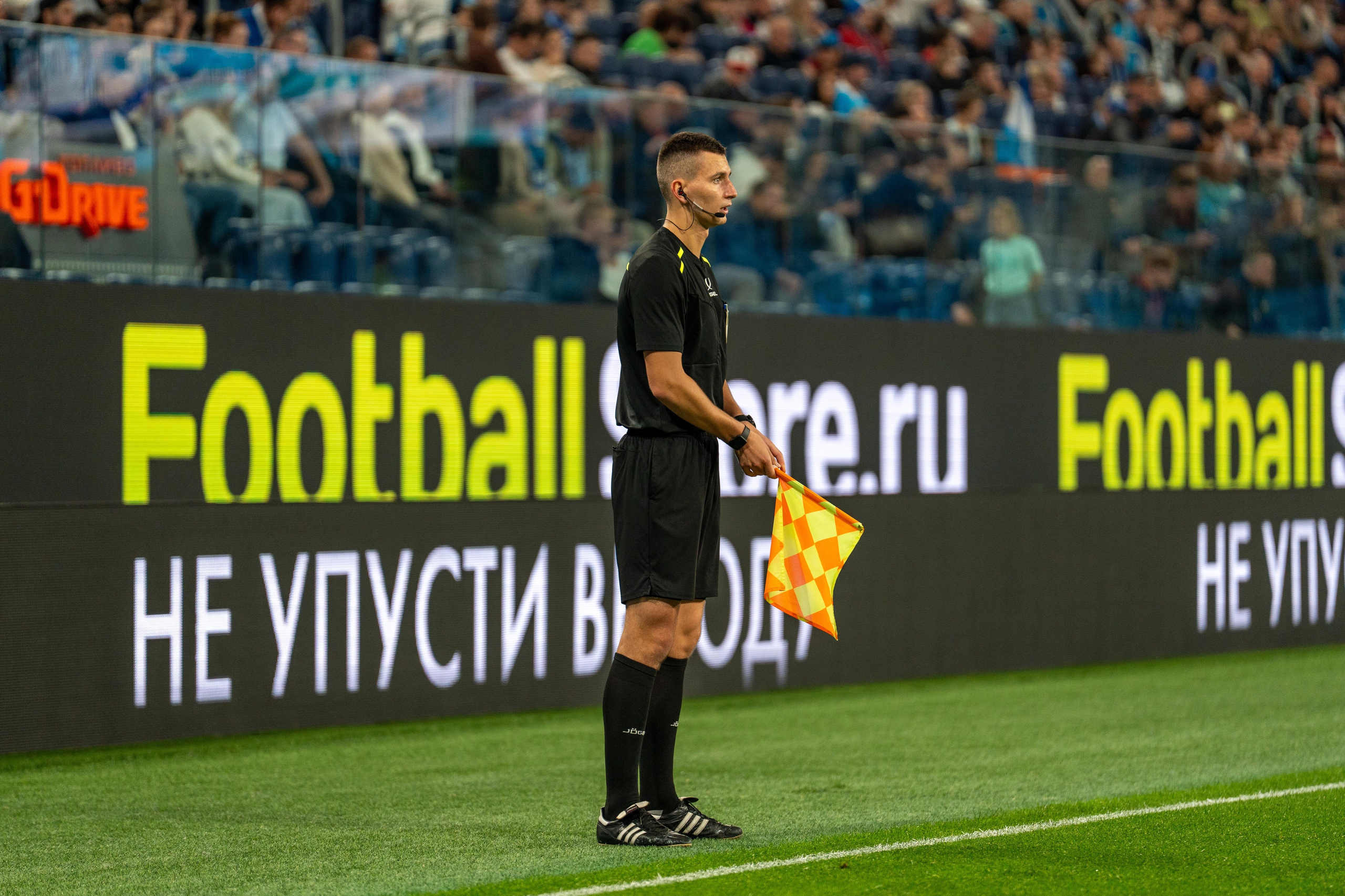 Боковой судья на матче «Зенит» — «Ахмат» в Санкт-Петербурге