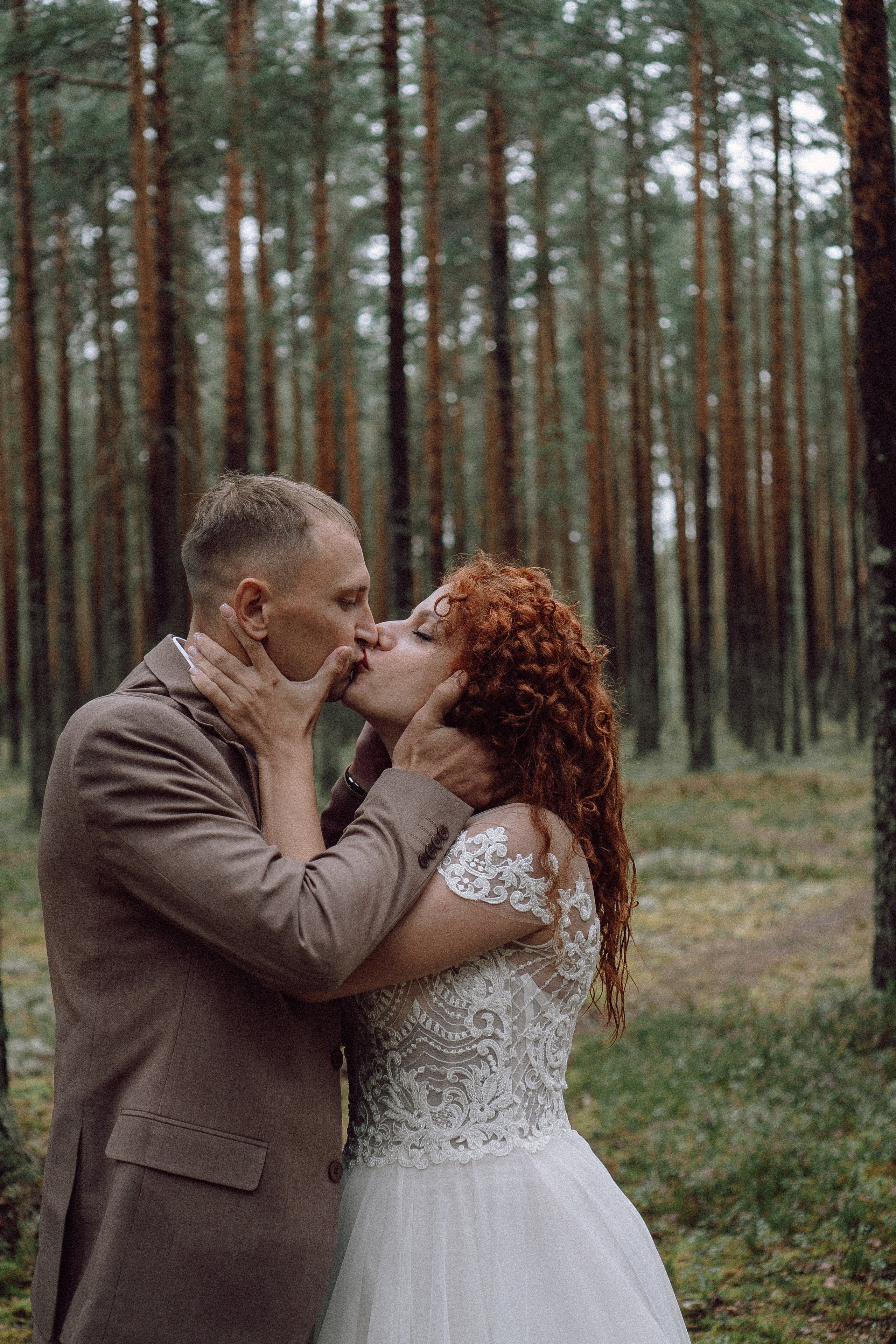 СВАДЕБНАЯ ФОТОСЕССИИЯ ПАРЫ В ГОРОДЕ ПРИОЗЕРСК В СОСНОВОМ ЛЕСУ И С ПИКАПОМ. Профессиональный фотограф, Санкт-Петербург — Виктория Богомолова