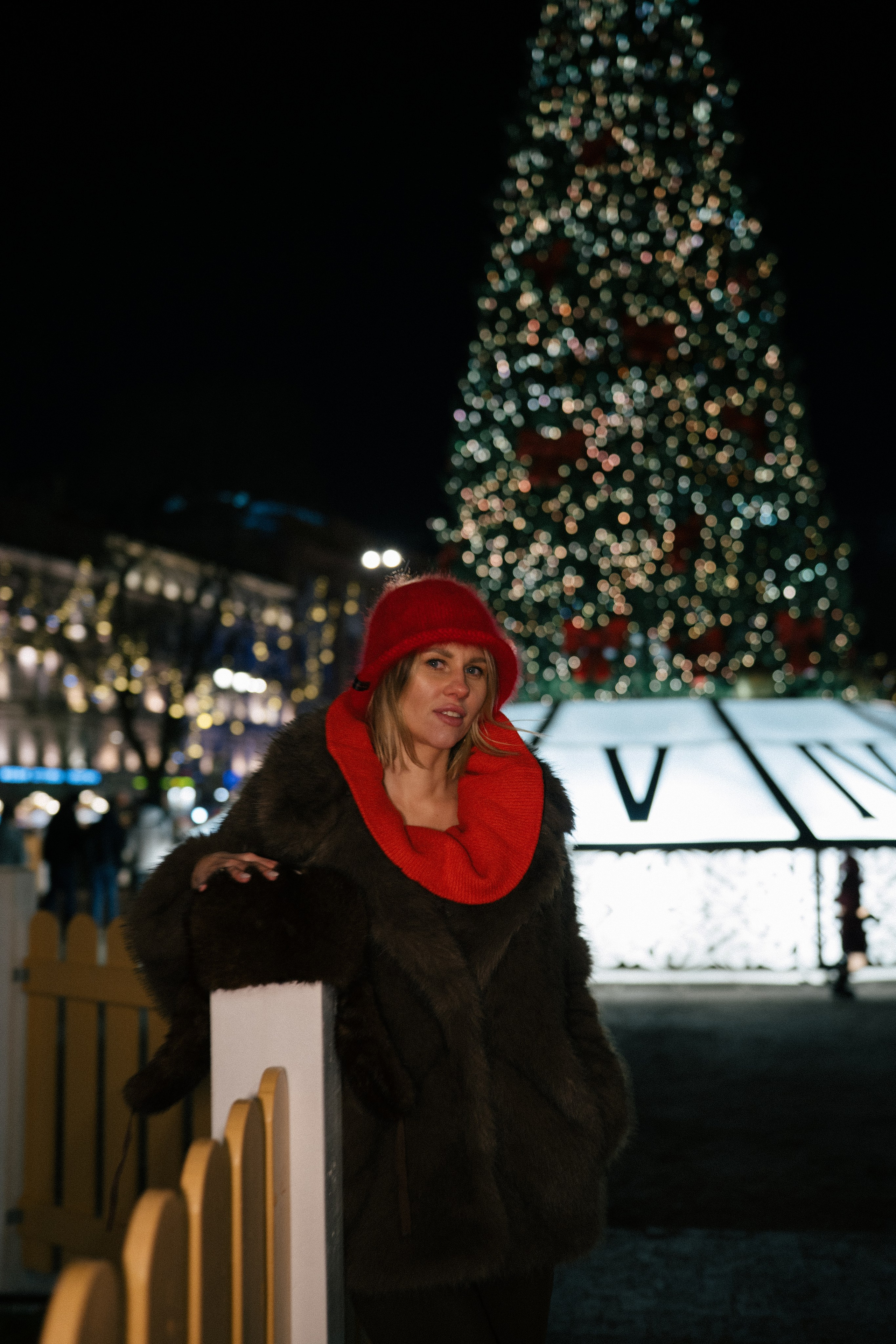 ПРОГУЛКА НА МАНЕЖНОЙ ПЛОЩАДИ ДЛЯ ДЕВУШКИ ПЕРЕД НОВЫМ ГОДОМ (НОВОГОДНЯЯ ФОТОСЕССИИЯ НА МАНЕЖНОЙ ПЛОЩАДИ). Профессиональный фотограф, Санкт-Петербург — Виктория Богомолова