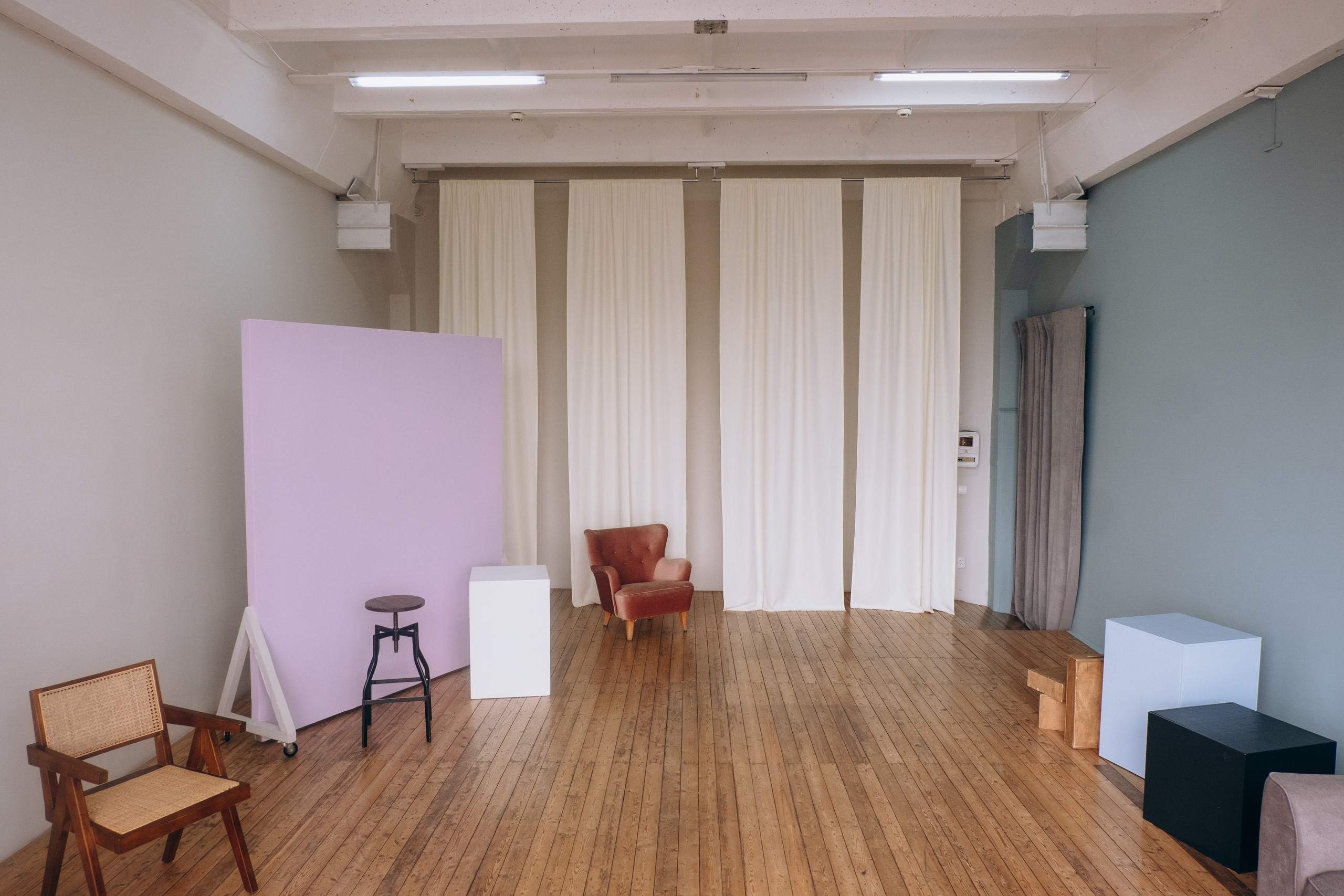 Студия ATOP Зал CMYK для предметной съемки  Новосибирск|Sale Easy