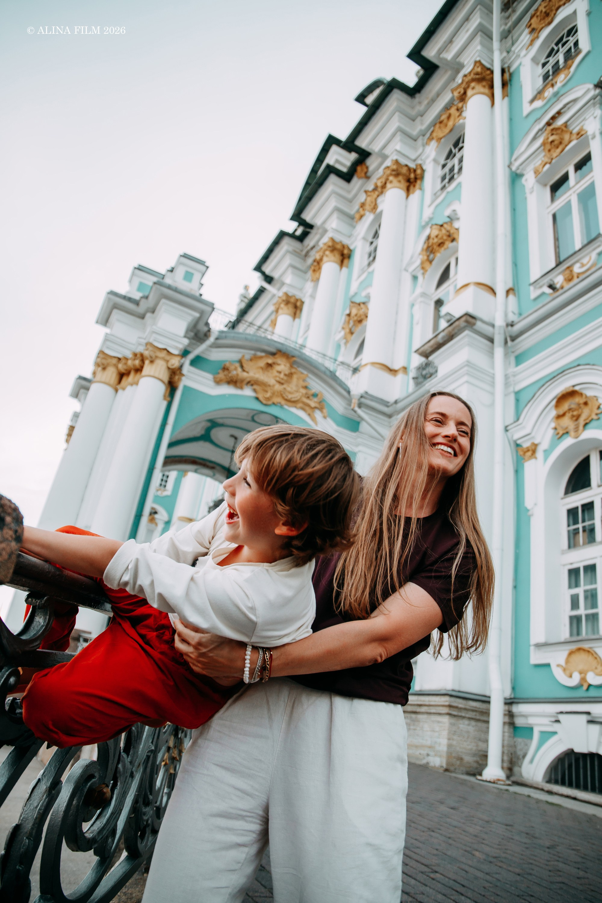 Мама и сын, фотосессия у Эрмитажа. Фотограф в Санкт-Петербурге Alina Film