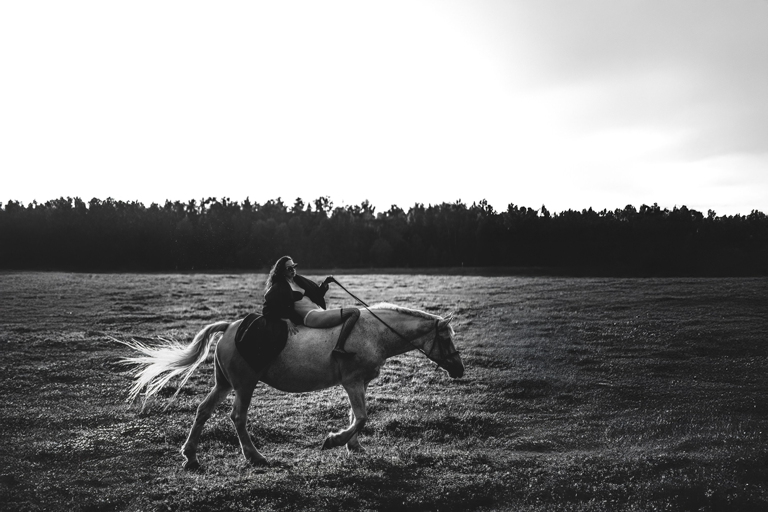 Девушка едет на лошади