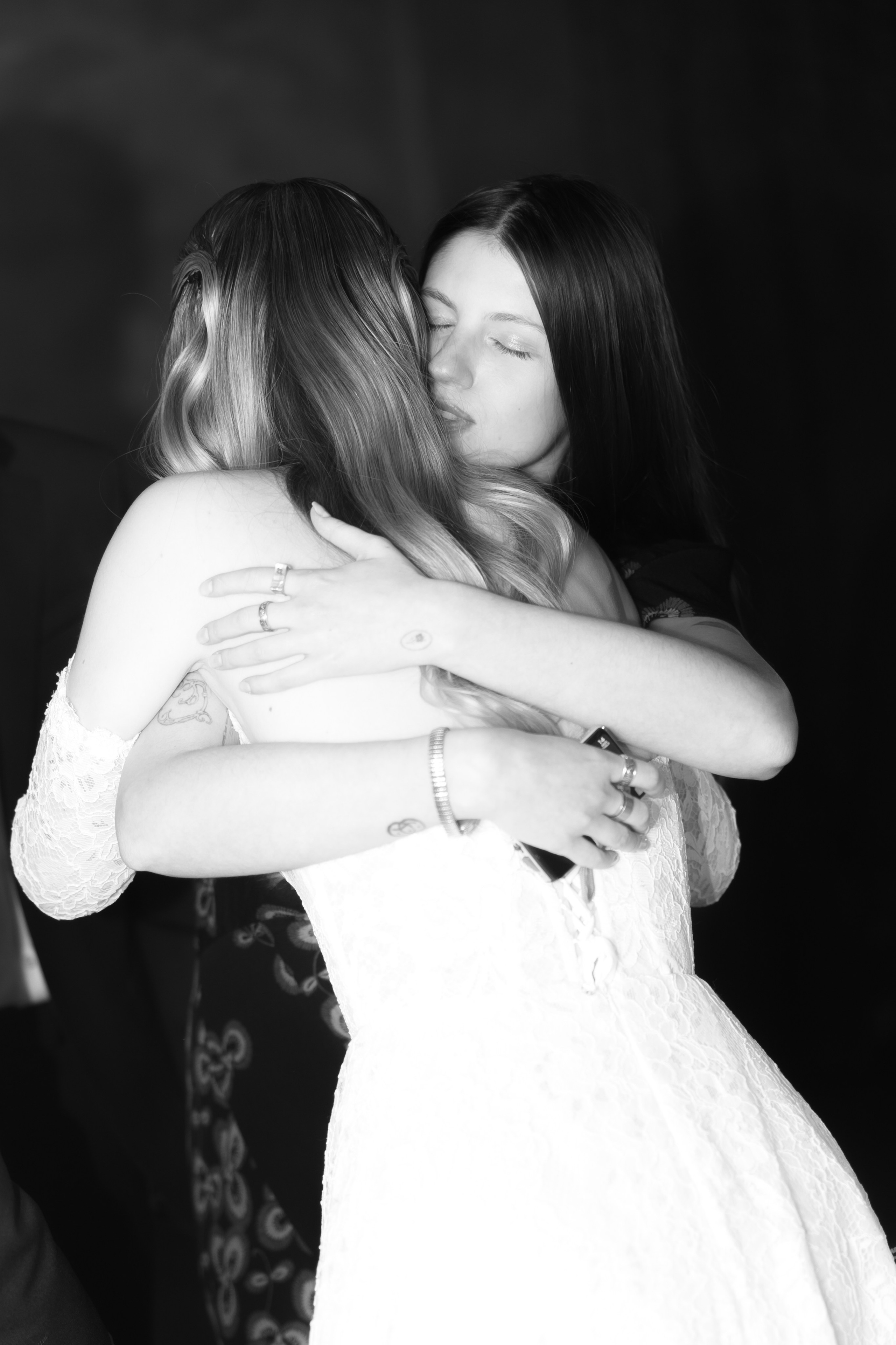 Таня и Тимур, утренние сборы в квартире и свадебный ужин. Фотограф любви в городе Казань