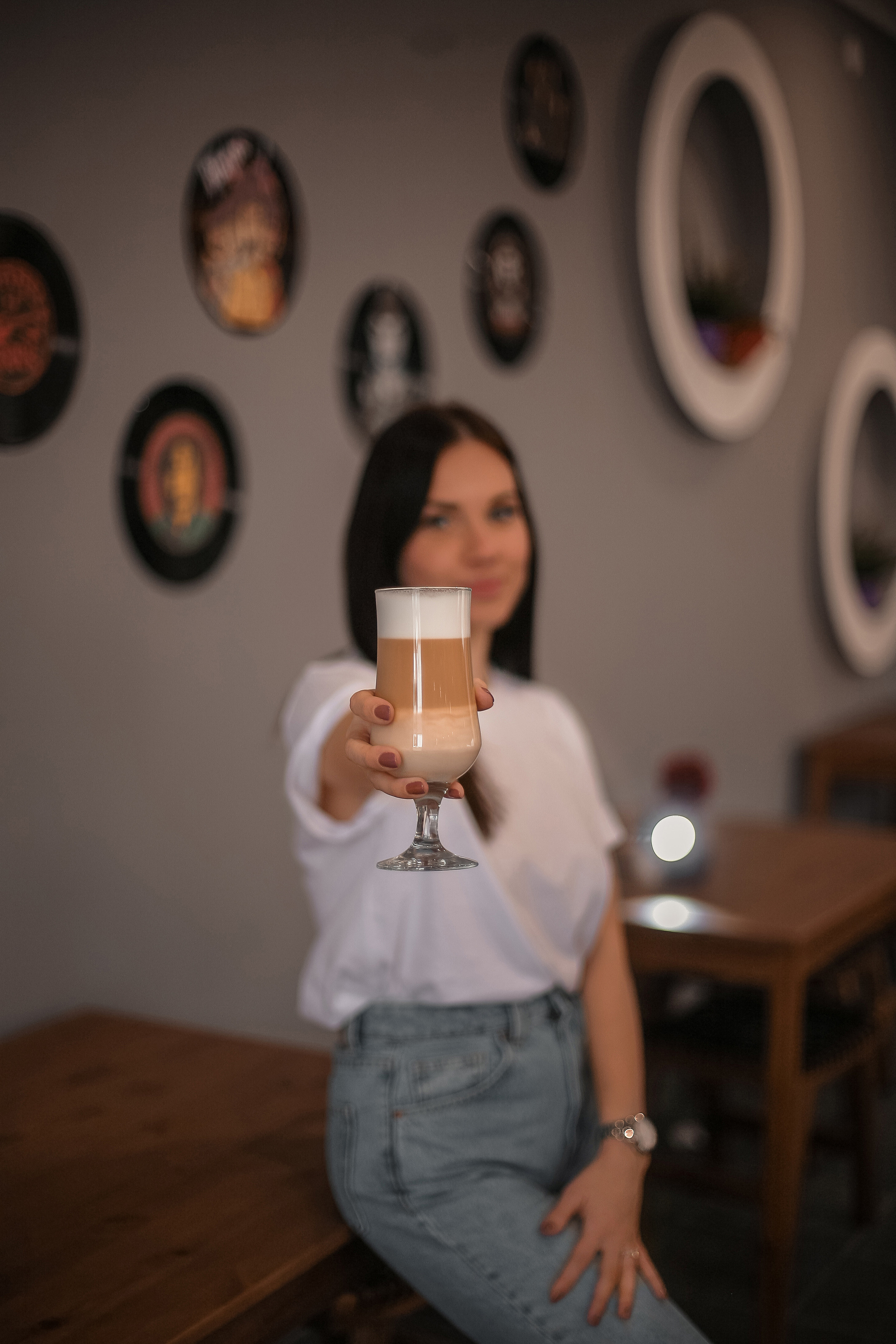 Людмила в кафе. Свадебный фотограф Евгения Фролова г. Каменск-Шахтинский, Донецк, Ростов