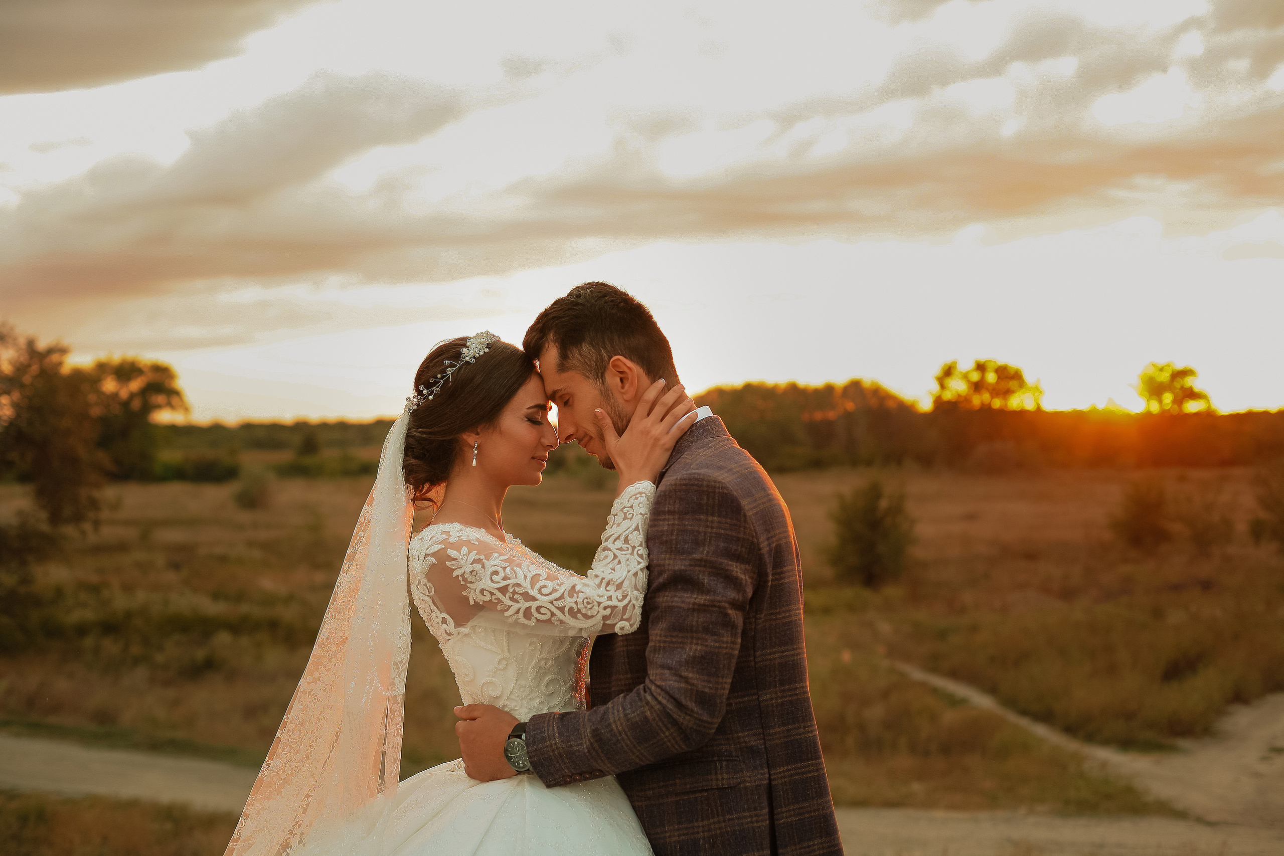 Свадебная прогулка на закате. Свадебный фотограф Евгения Фролова г. Каменск-Шахтинский, Донецк, Ростов
