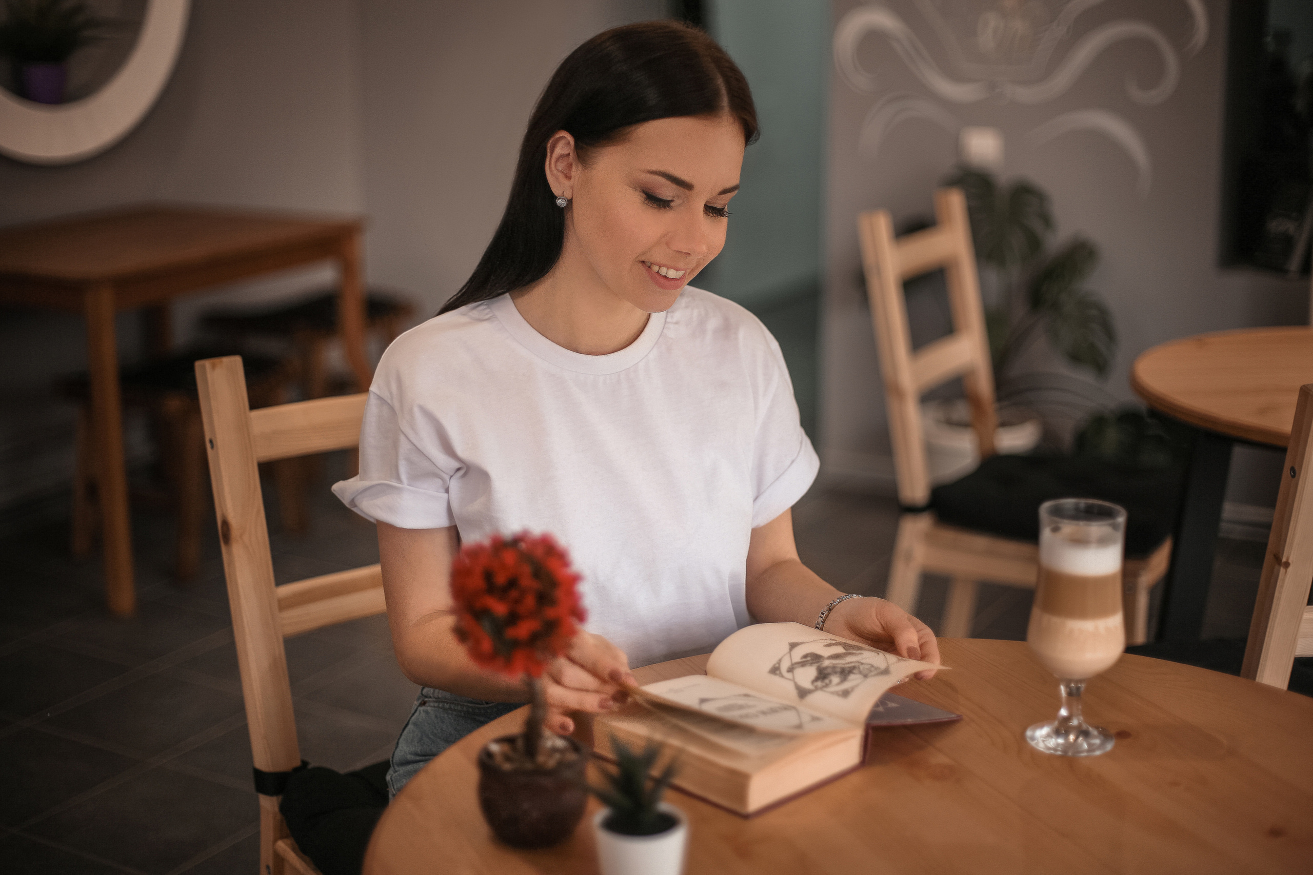 Людмила в кафе. Свадебный фотограф Евгения Фролова г. Каменск-Шахтинский, Донецк, Ростов