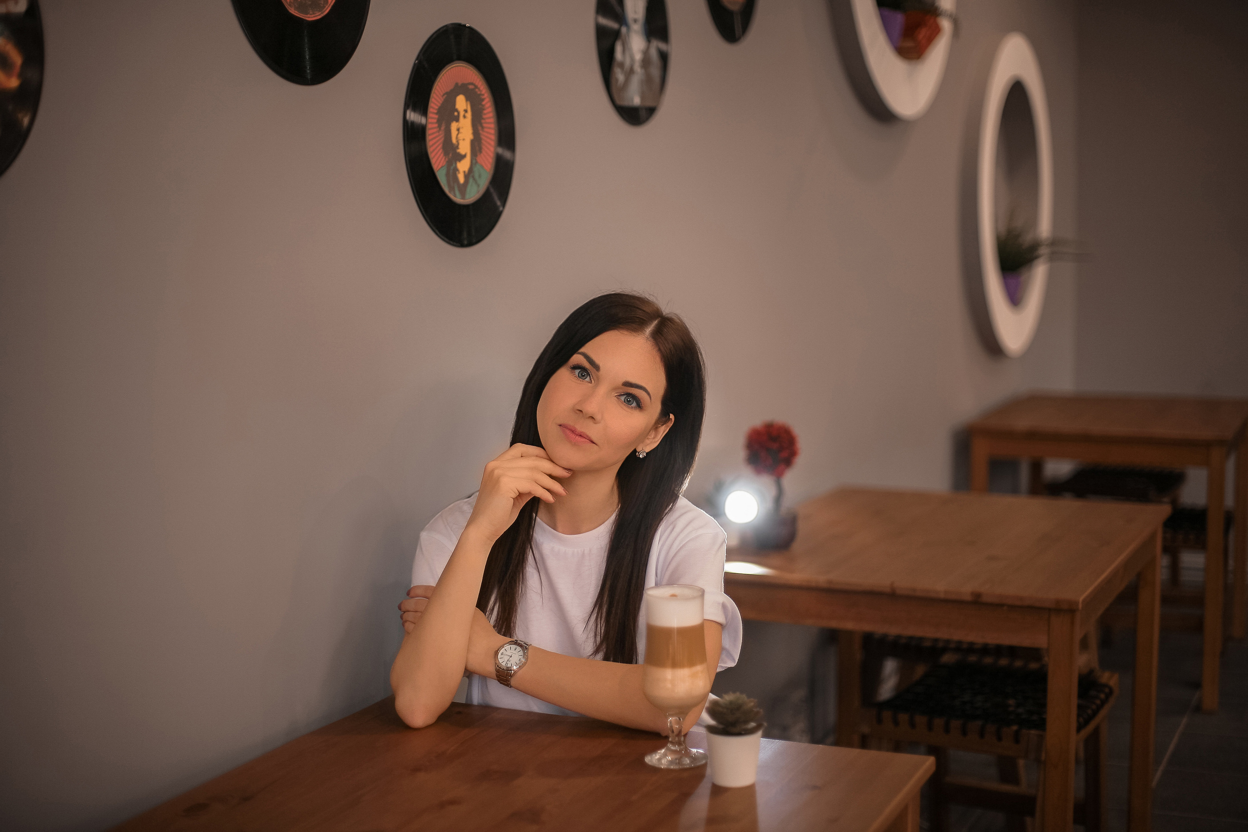 Людмила в кафе. Свадебный фотограф Евгения Фролова г. Каменск-Шахтинский, Донецк, Ростов