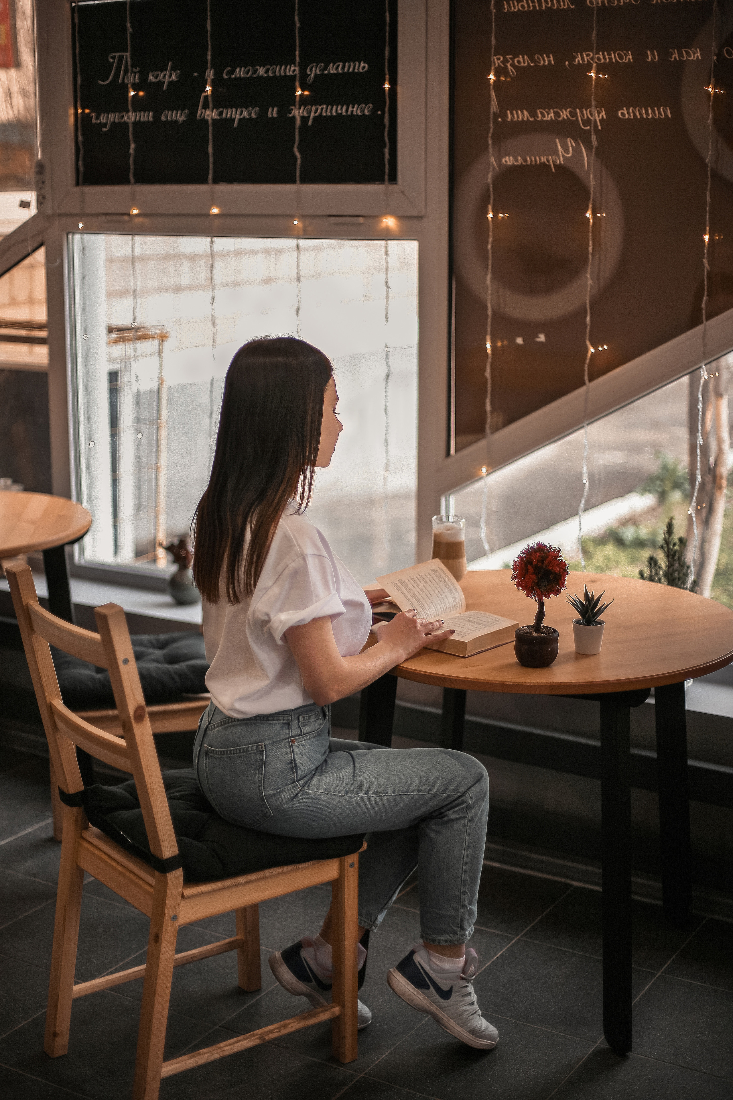 Людмила в кафе. Свадебный фотограф Евгения Фролова г. Каменск-Шахтинский, Донецк, Ростов