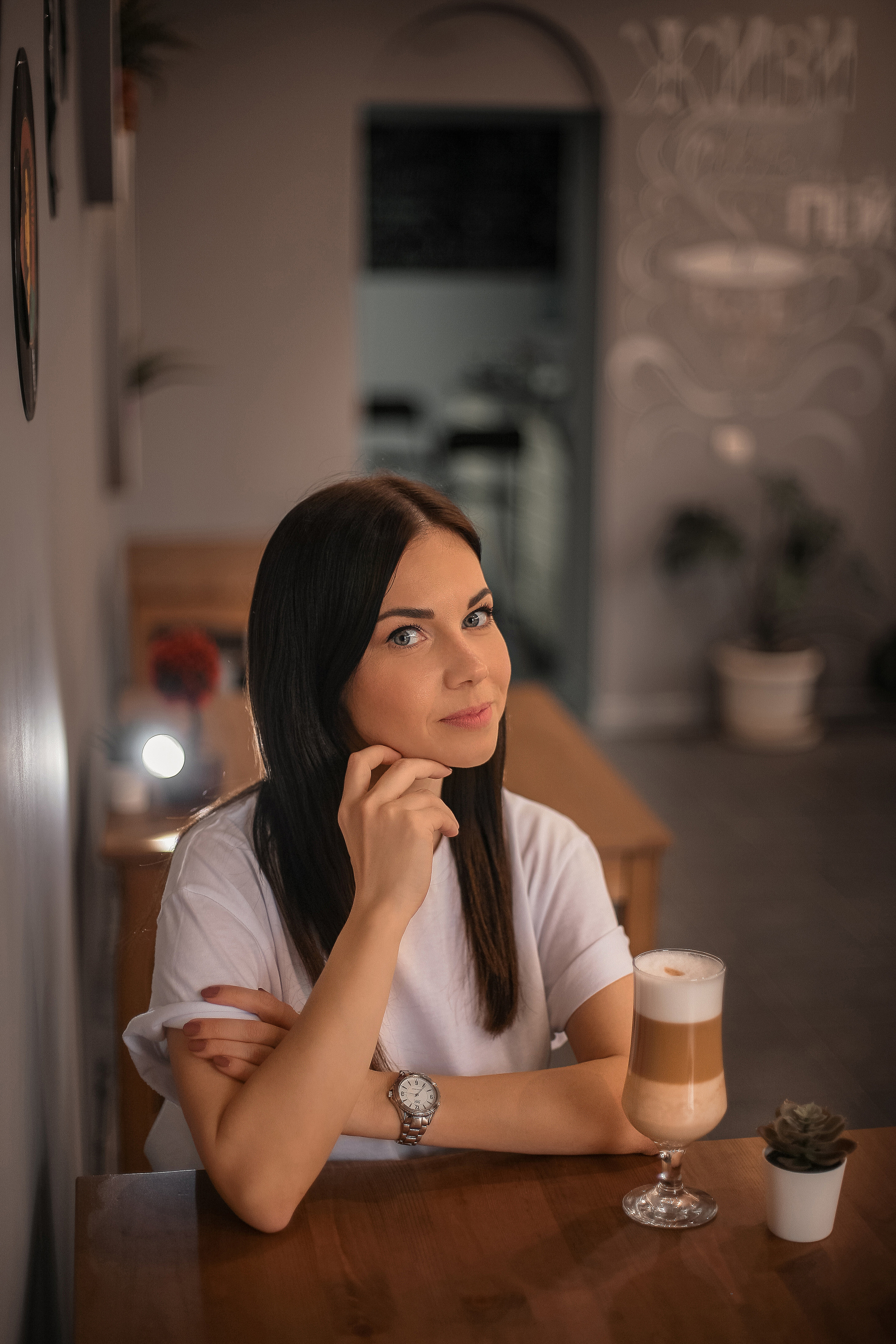 Людмила в кафе. Свадебный фотограф Евгения Фролова г. Каменск-Шахтинский, Донецк, Ростов