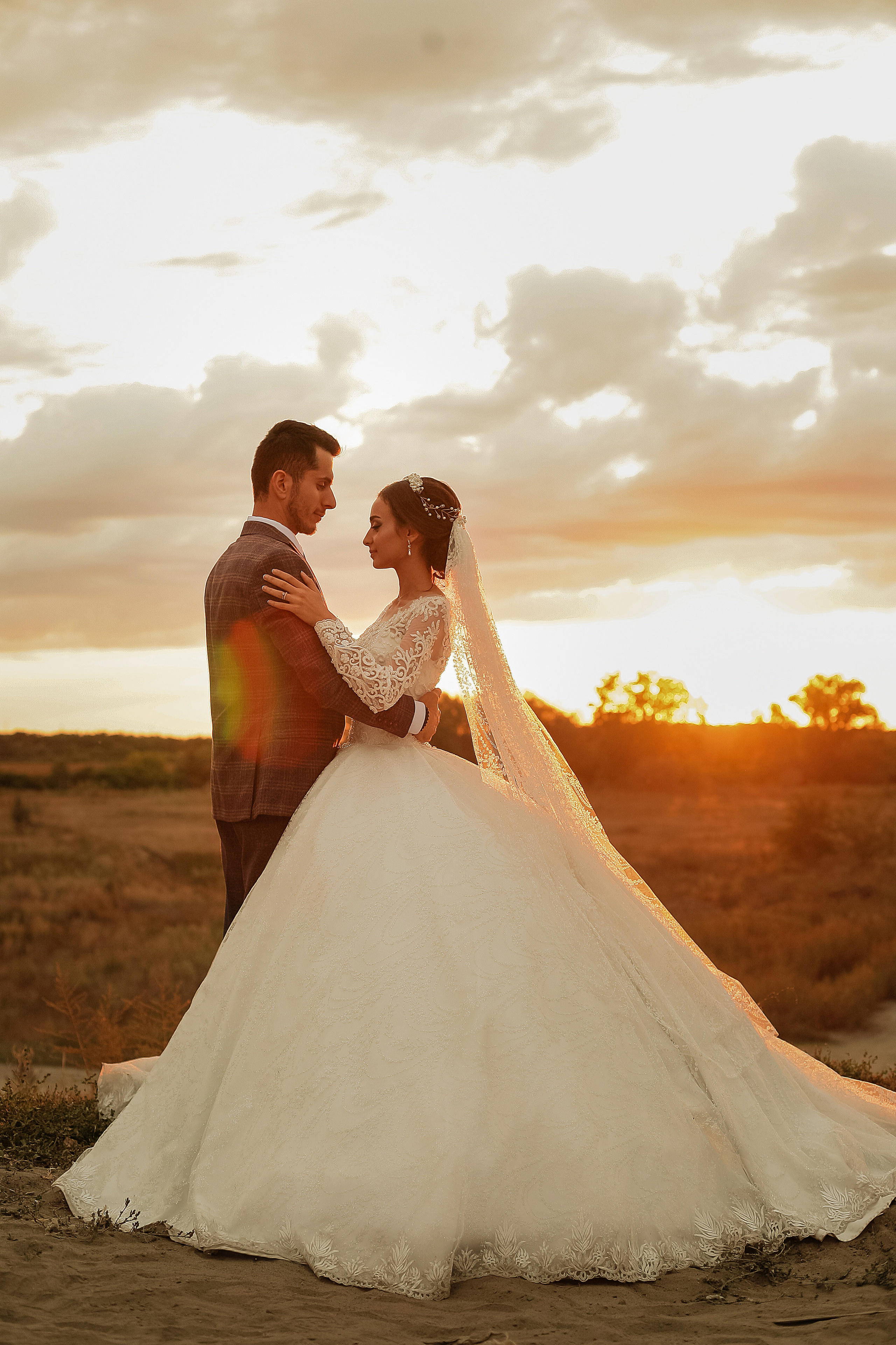 Свадебная прогулка на закате. Свадебный фотограф Евгения Фролова г. Каменск-Шахтинский, Донецк, Ростов