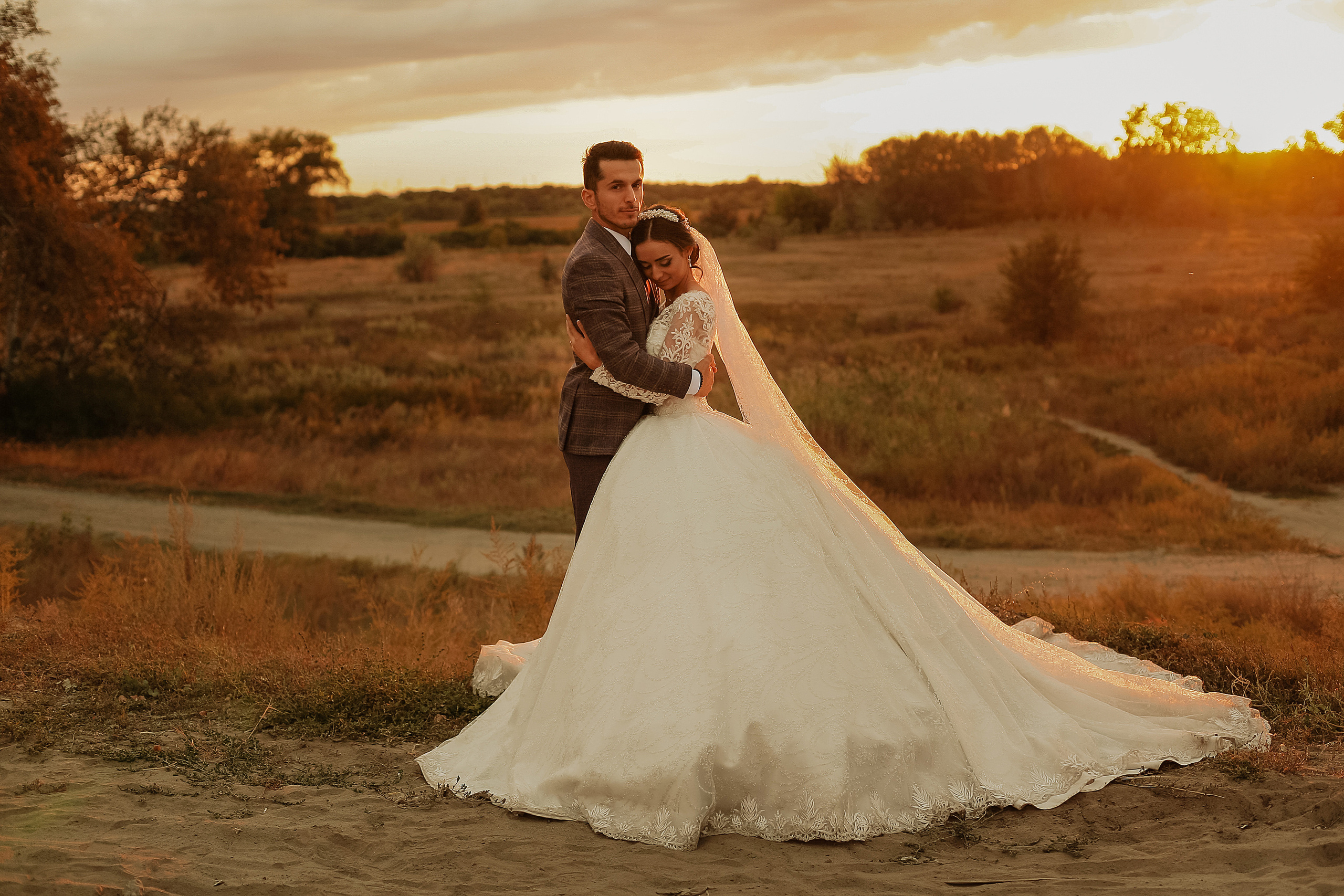 Свадебная прогулка на закате. Свадебный фотограф Евгения Фролова г. Каменск-Шахтинский, Донецк, Ростов