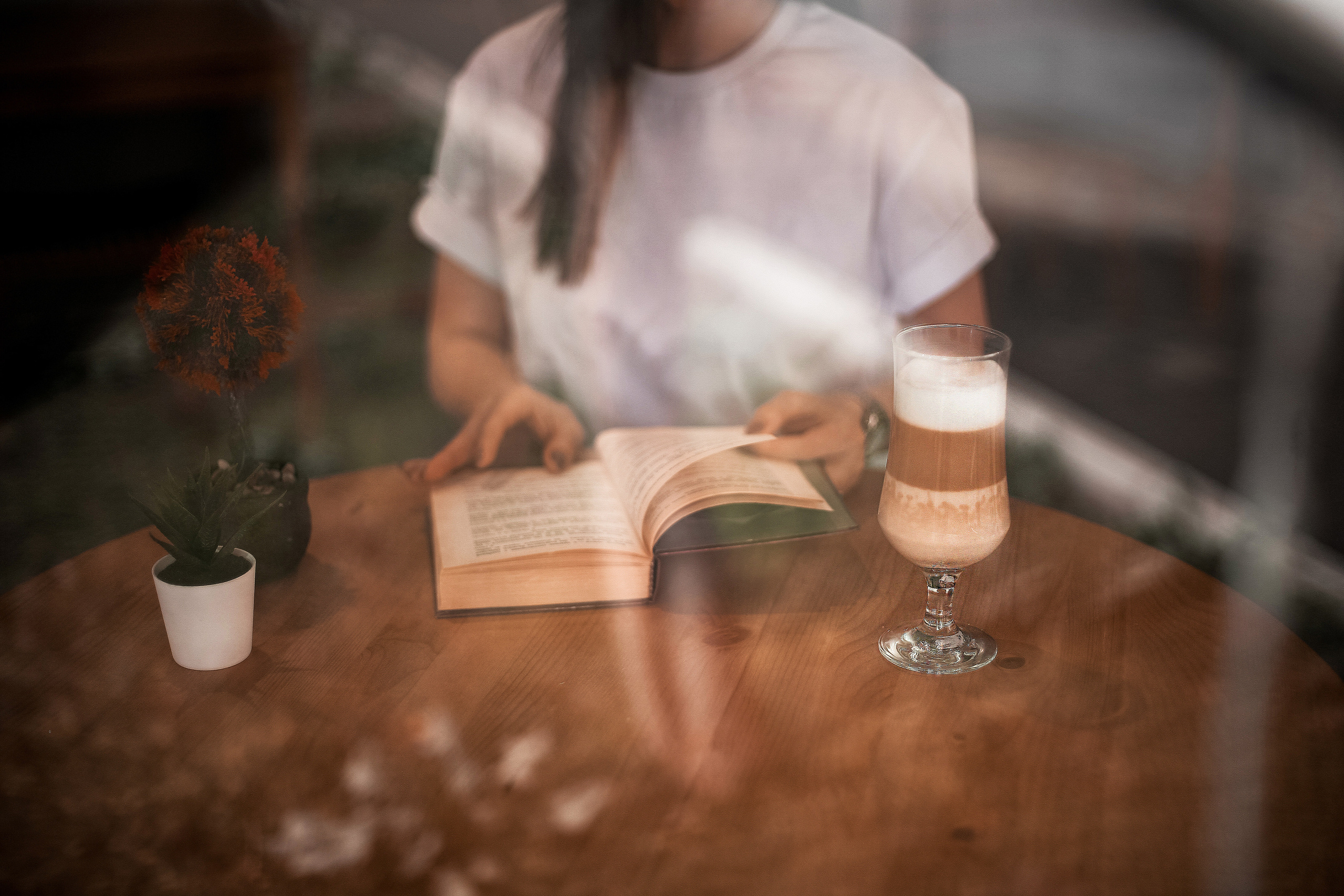 Людмила в кафе. Свадебный фотограф Евгения Фролова г. Каменск-Шахтинский, Донецк, Ростов