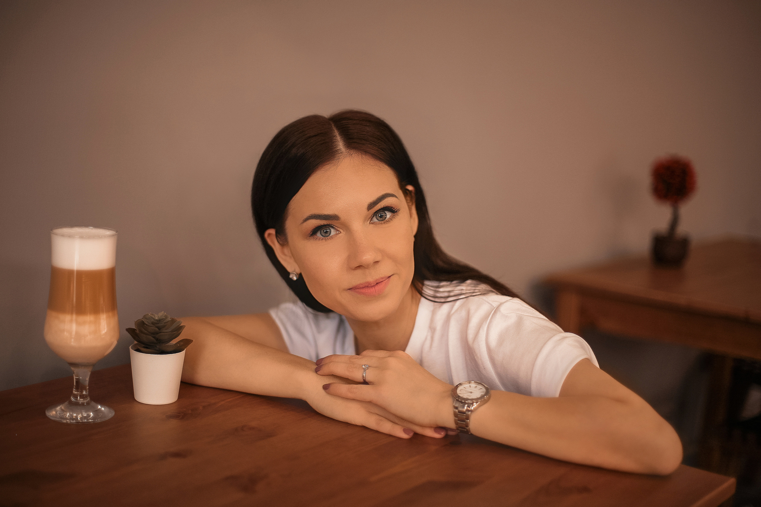 Людмила в кафе. Свадебный фотограф Евгения Фролова г. Каменск-Шахтинский, Донецк, Ростов