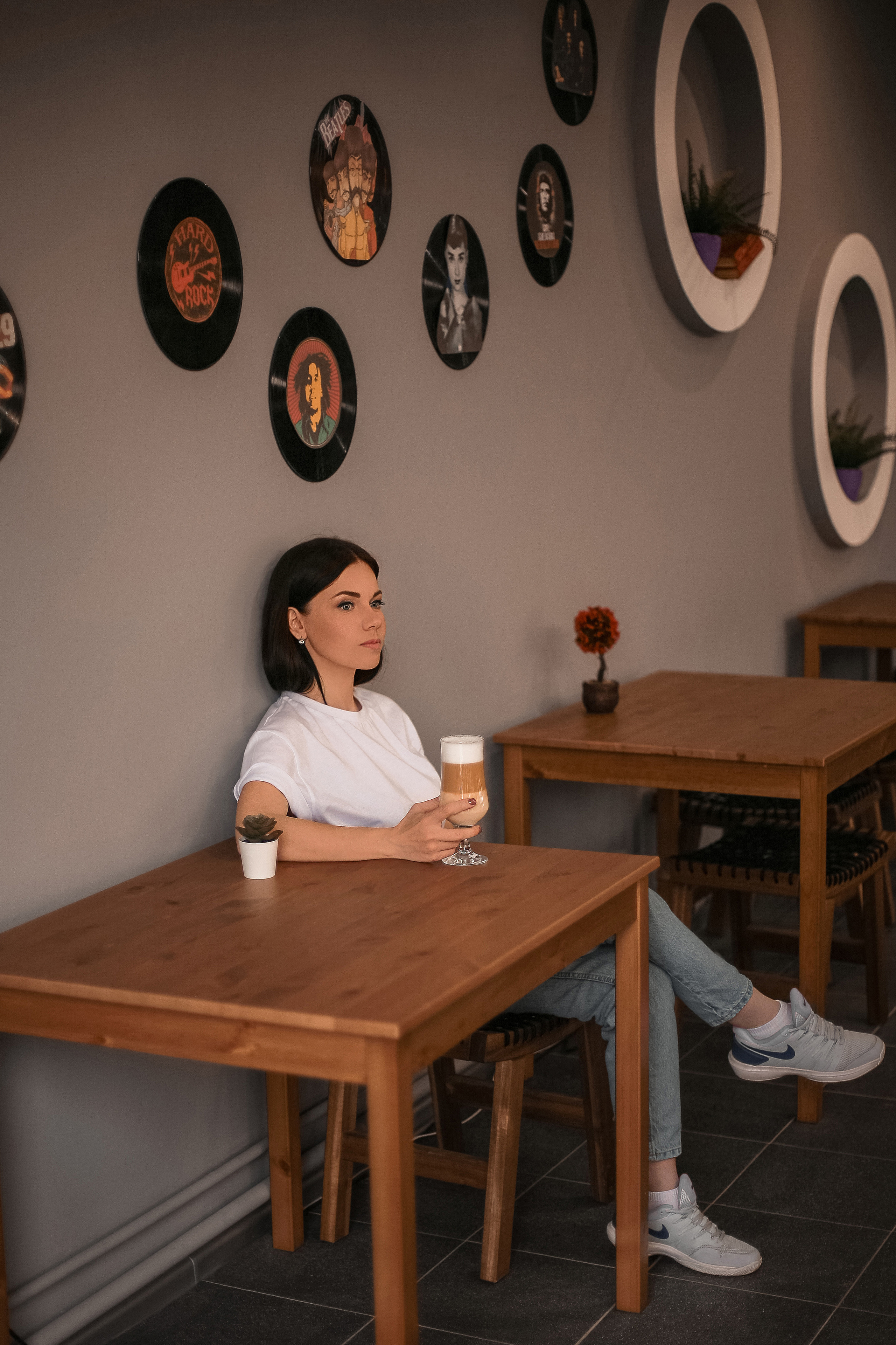 Людмила в кафе. Свадебный фотограф Евгения Фролова г. Каменск-Шахтинский, Донецк, Ростов