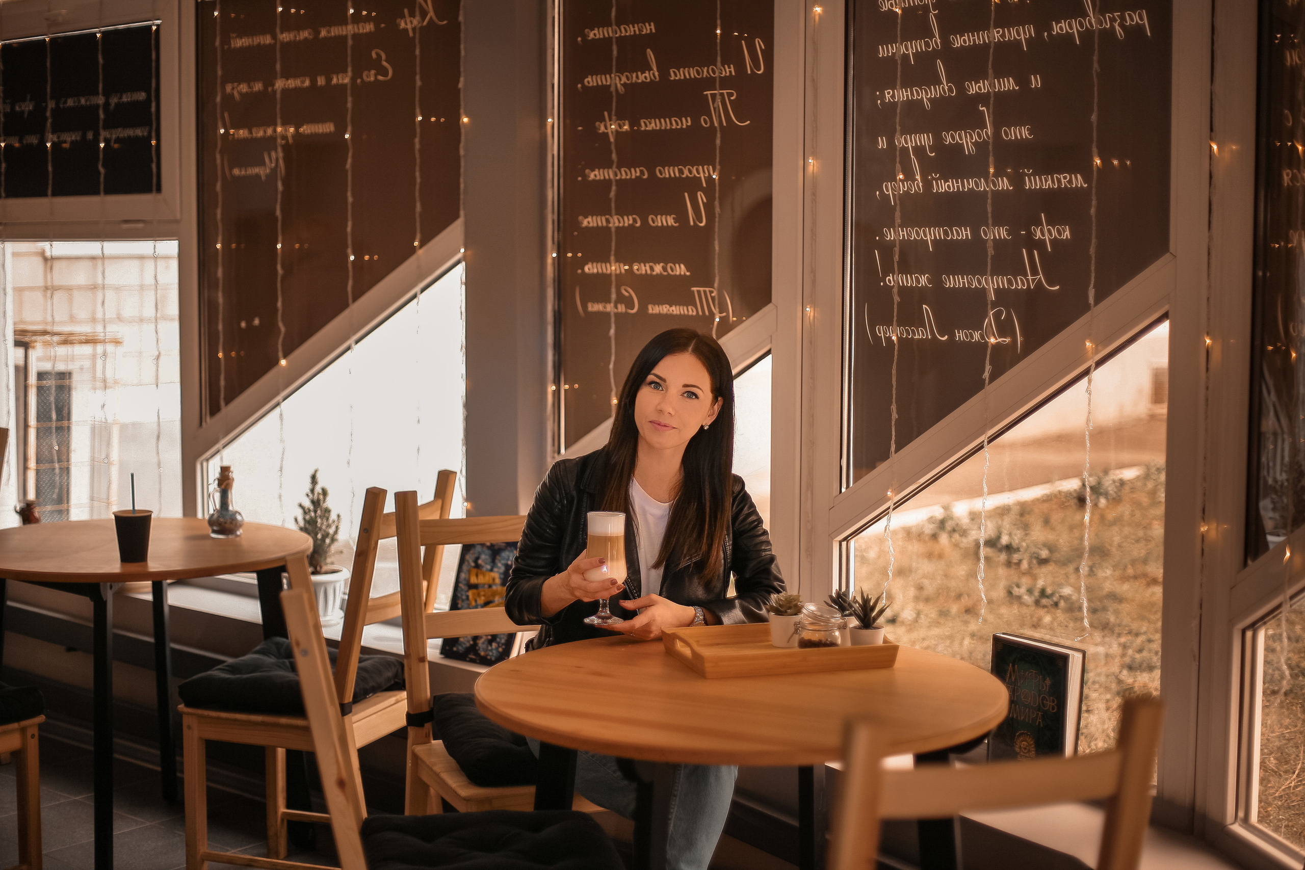 Людмила в кафе. Свадебный фотограф Евгения Фролова г. Каменск-Шахтинский, Донецк, Ростов