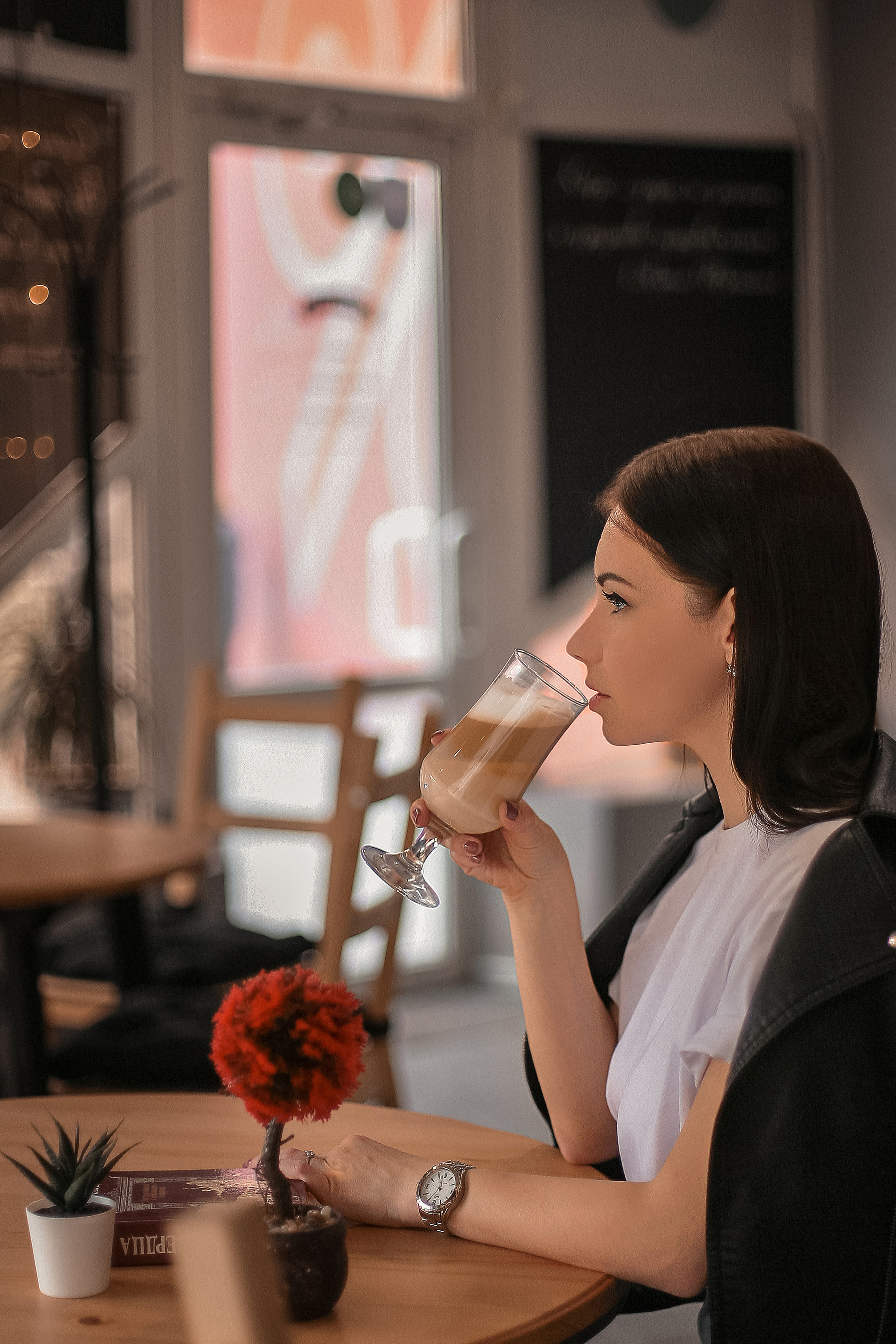 Людмила в кафе. Свадебный фотограф Евгения Фролова г. Каменск-Шахтинский, Донецк, Ростов