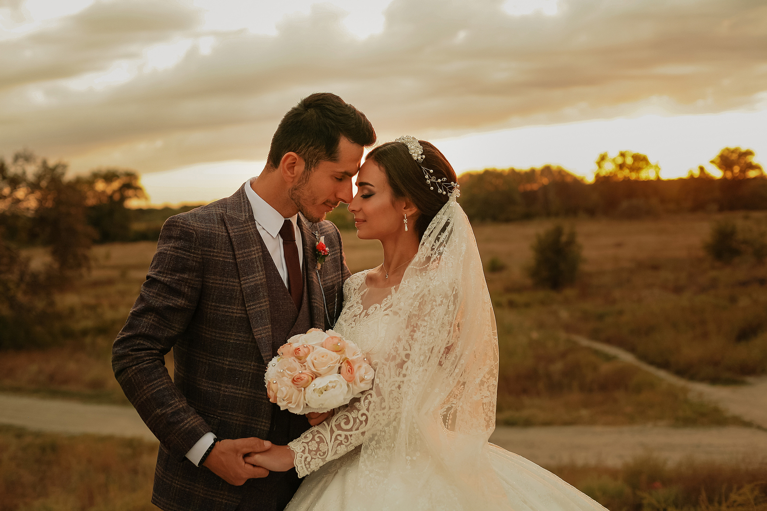 Свадебная прогулка на закате. Свадебный фотограф Евгения Фролова г. Каменск-Шахтинский, Донецк, Ростов