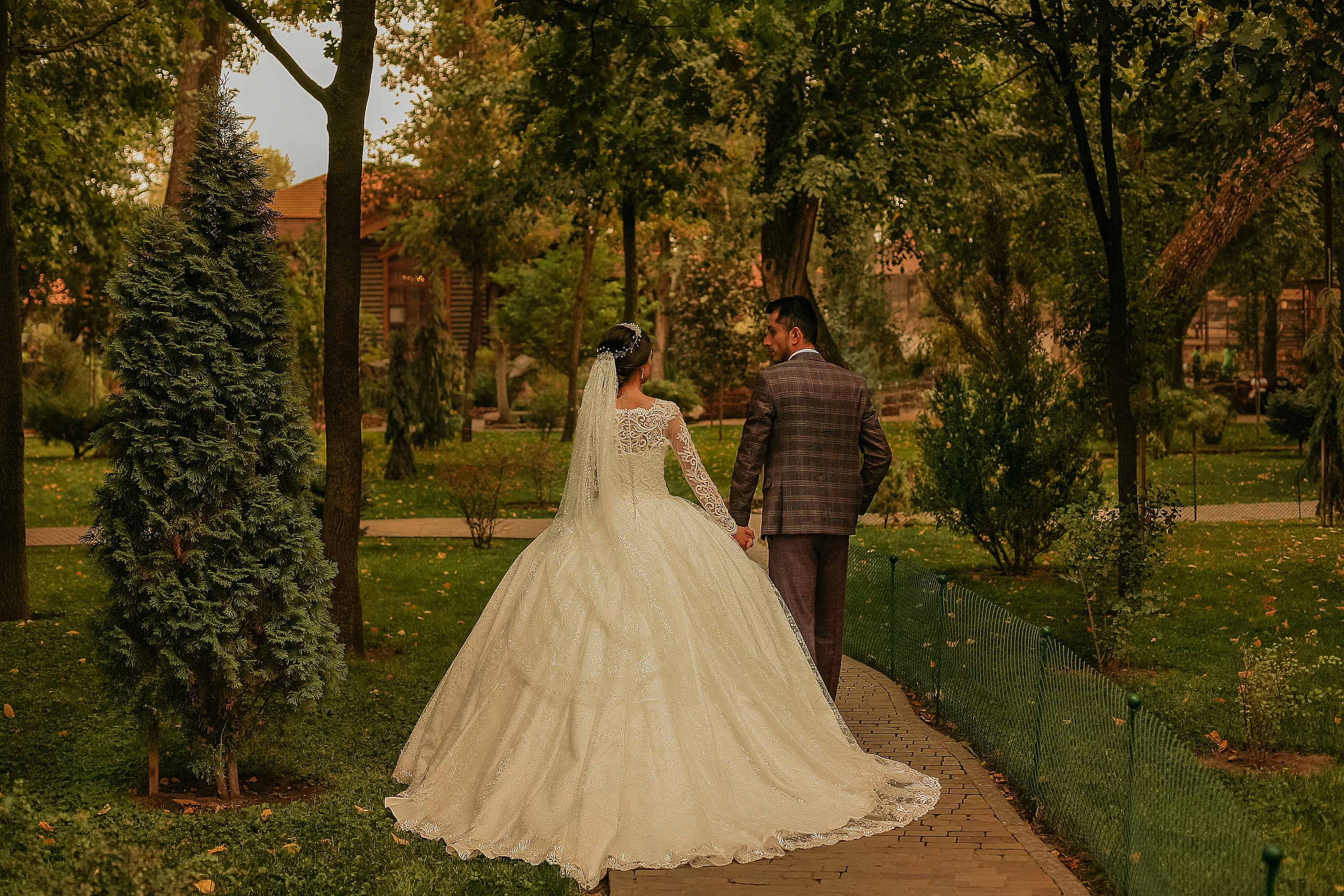 Свадебная прогулка на закате. Свадебный фотограф Евгения Фролова г. Каменск-Шахтинский, Донецк, Ростов