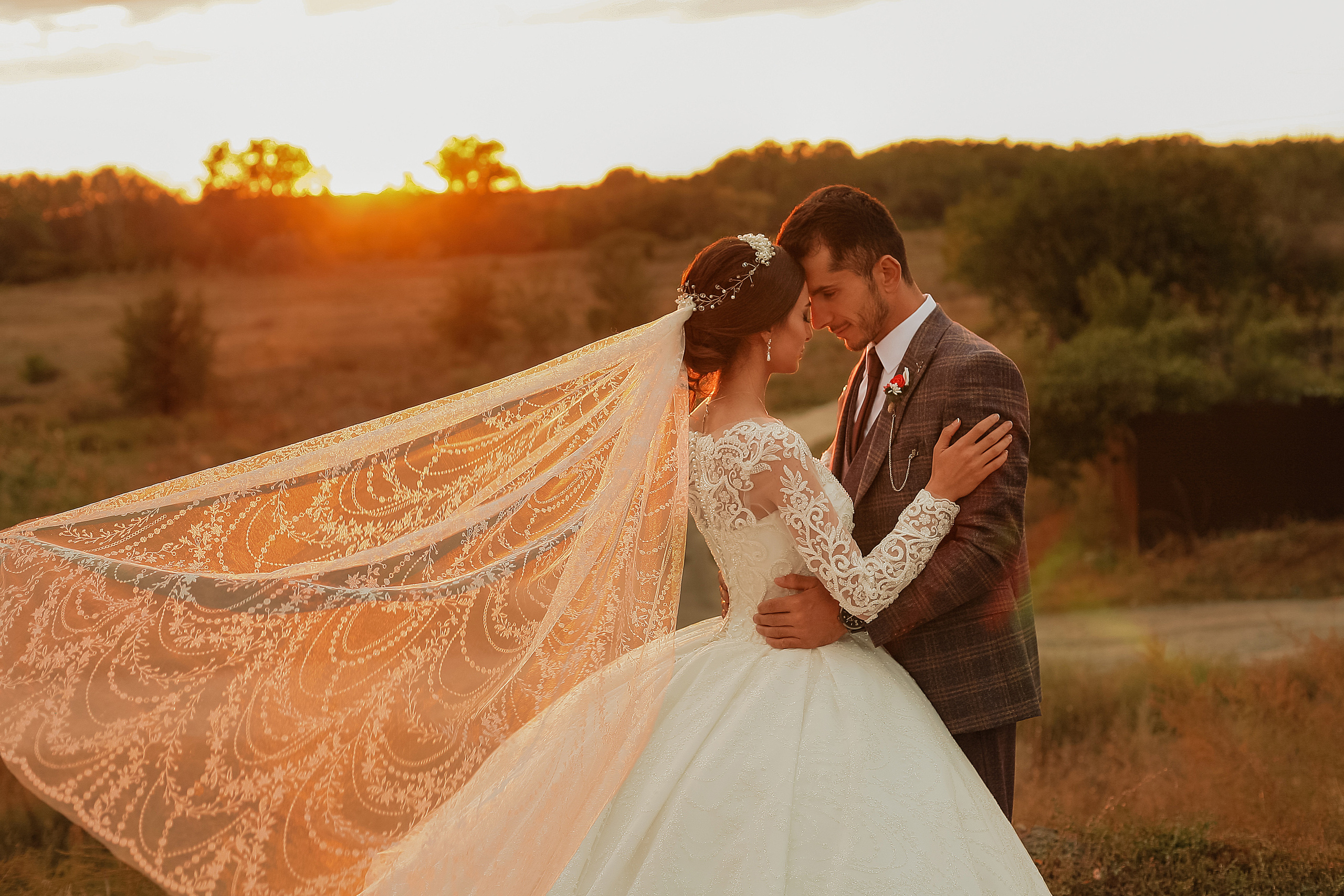 Свадебная прогулка на закате. Свадебный фотограф Евгения Фролова г. Каменск-Шахтинский, Донецк, Ростов
