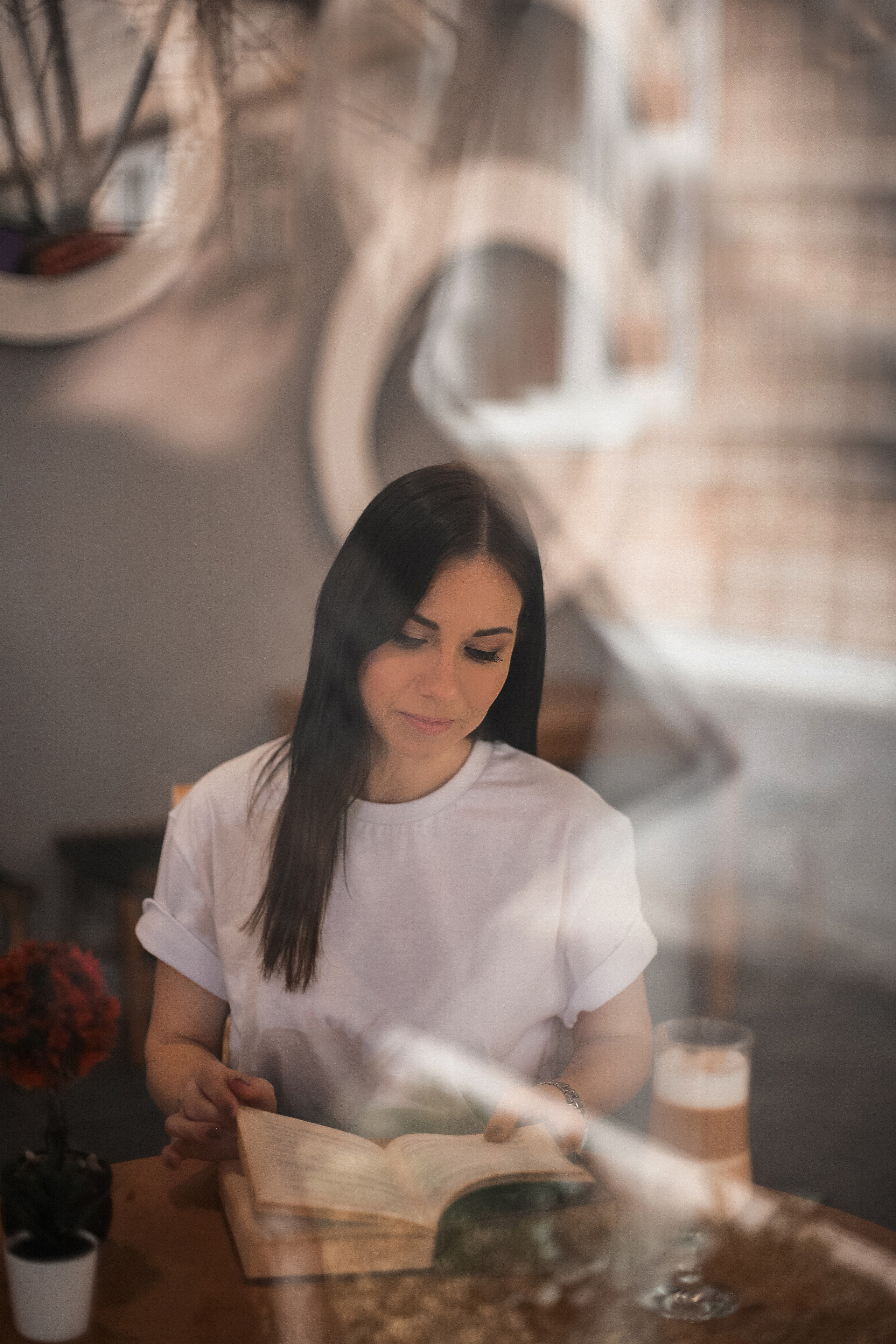 Людмила в кафе. Свадебный фотограф Евгения Фролова г. Каменск-Шахтинский, Донецк, Ростов