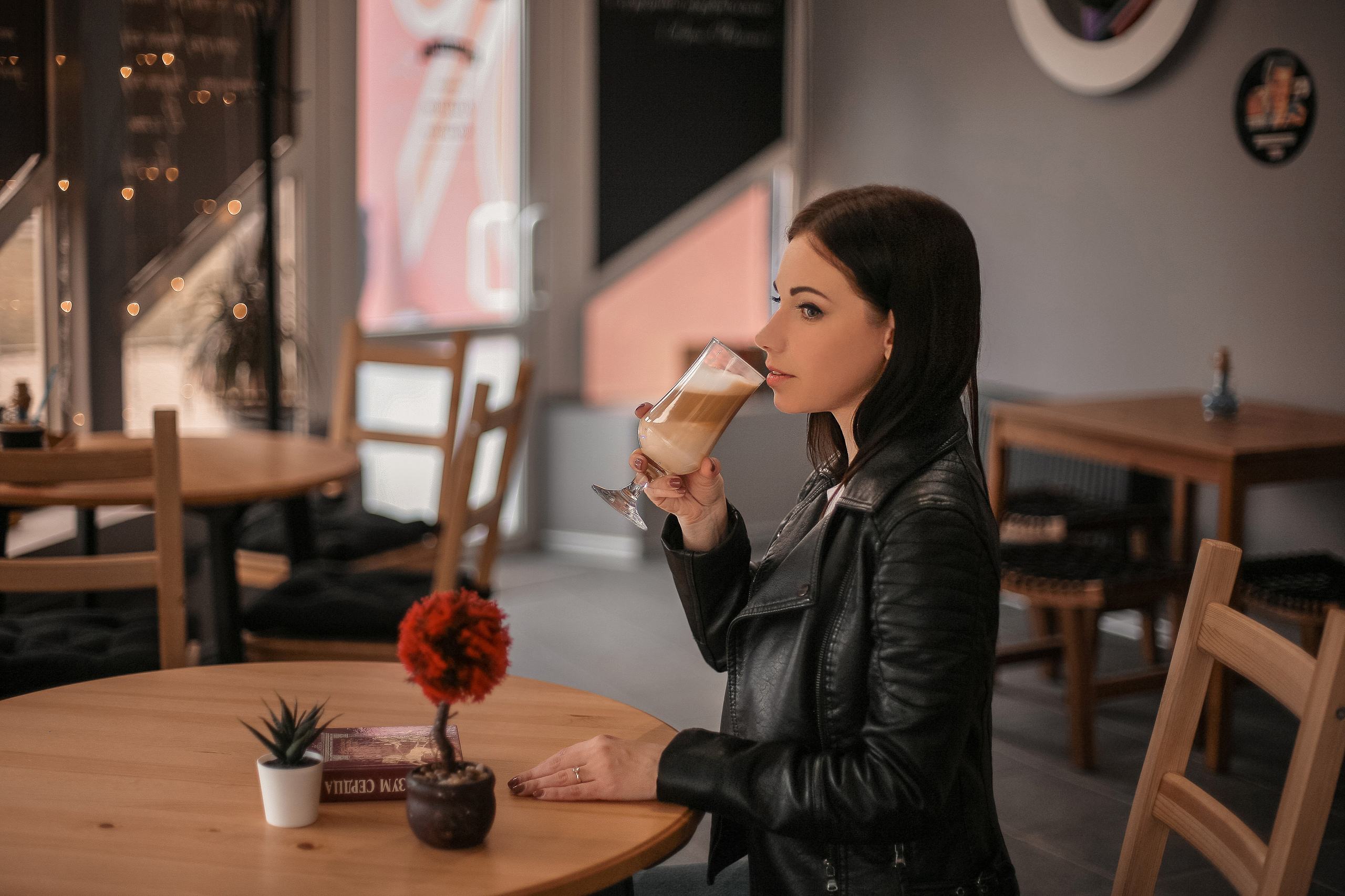 Людмила в кафе. Свадебный фотограф Евгения Фролова г. Каменск-Шахтинский, Донецк, Ростов