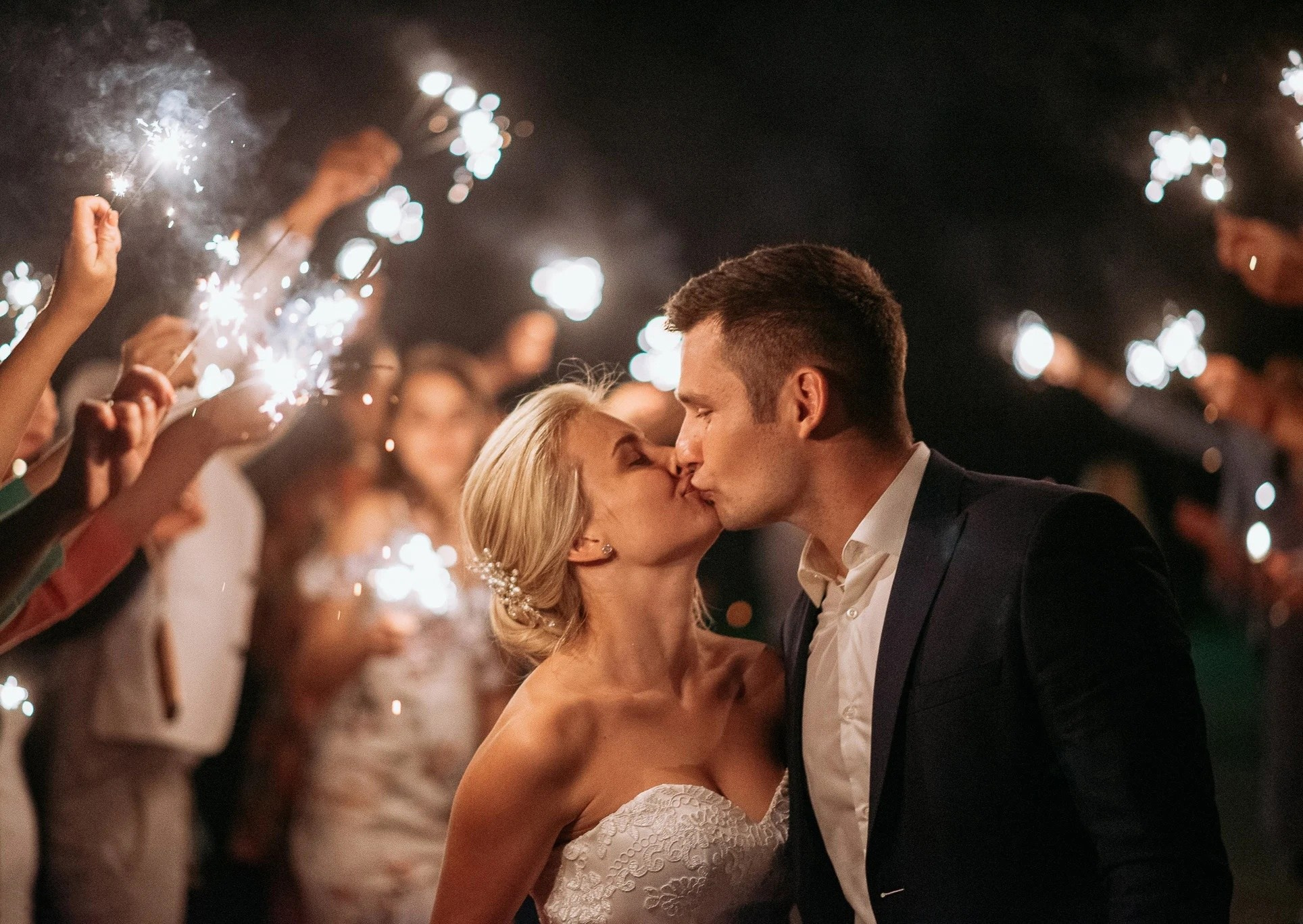 Кульминацией конца свадебного торжества в Отрадное стал живой коридор с бенгальскими огнями