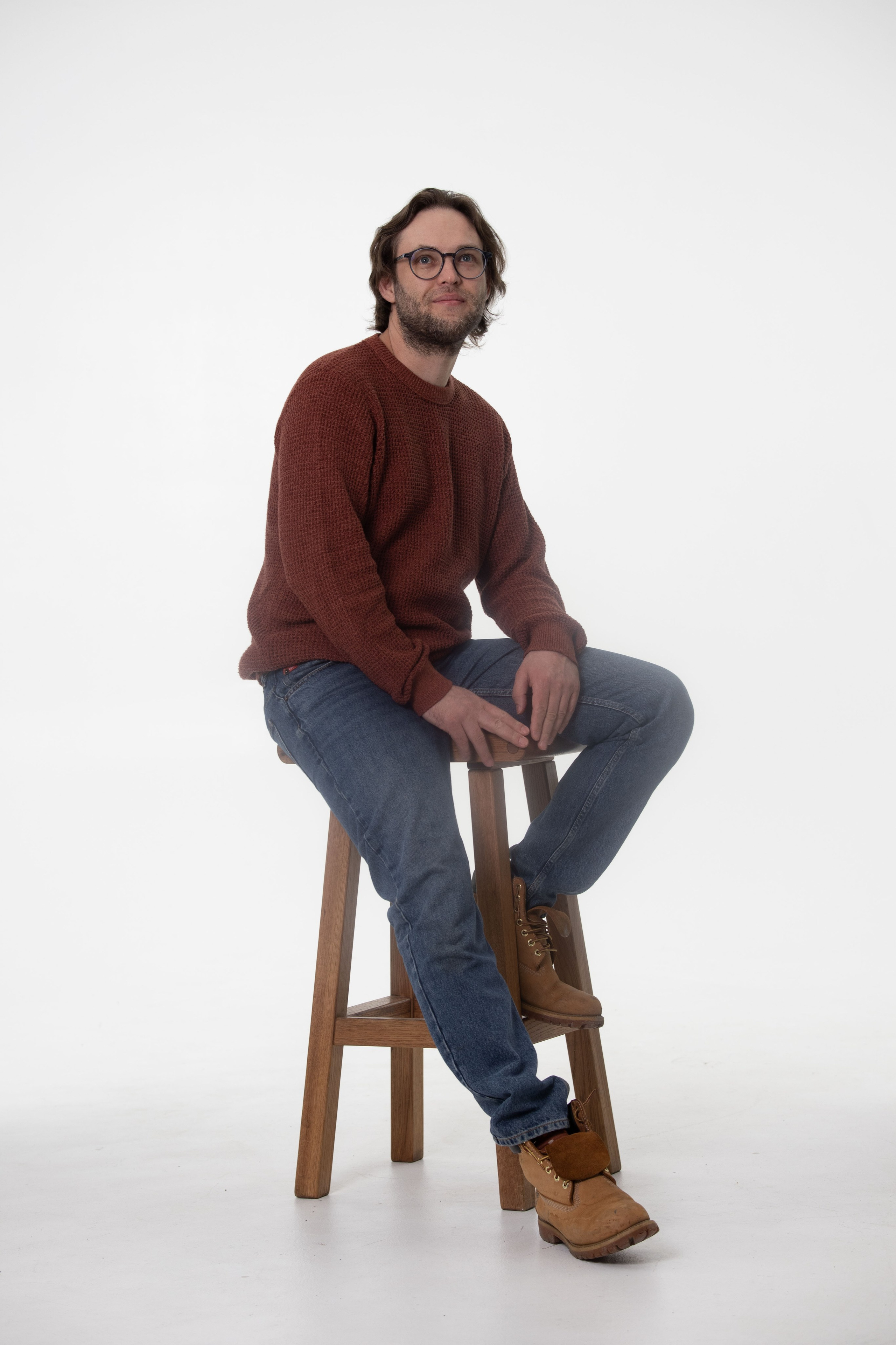 студийный портрет мужчины на стуле