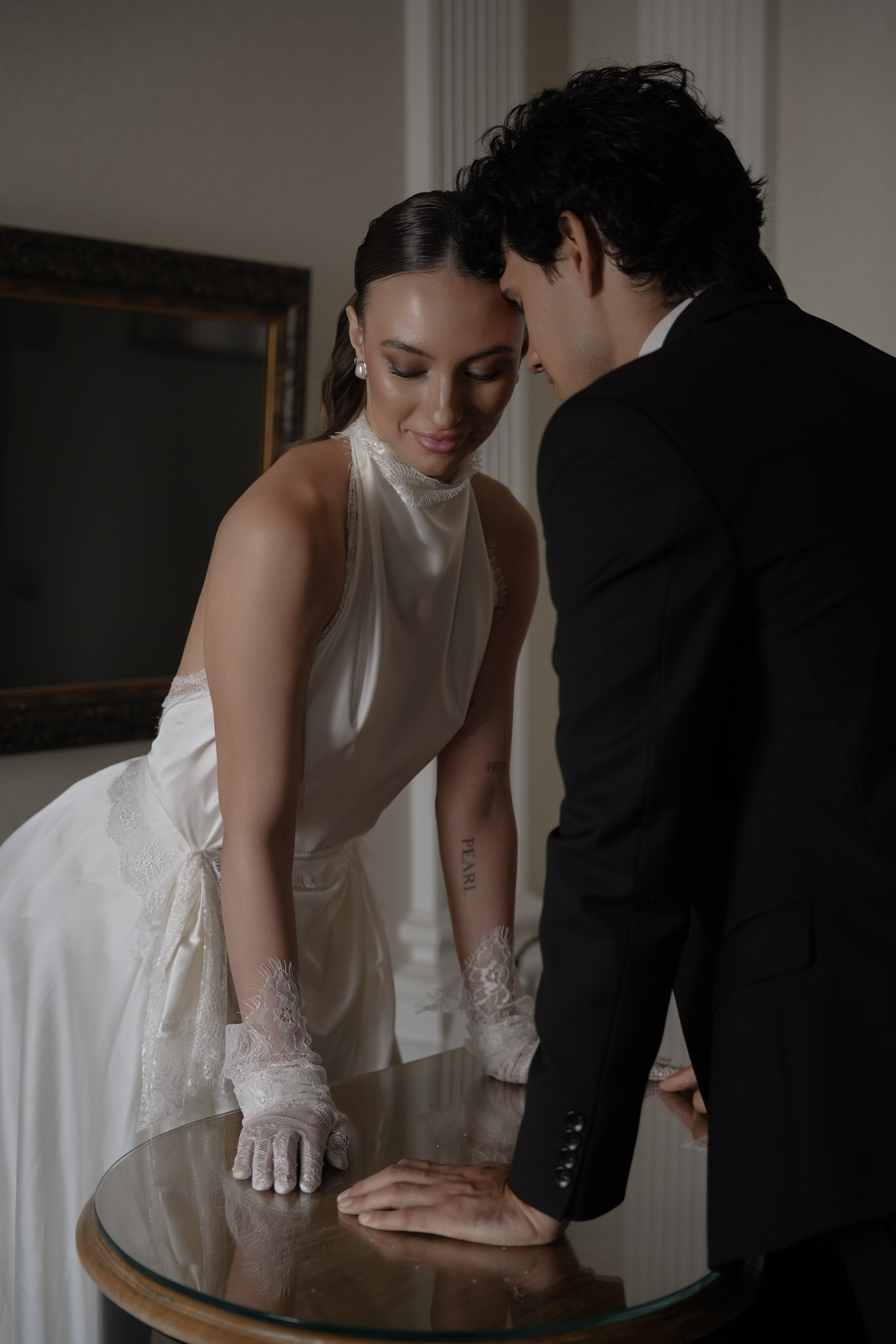 Свадебная фотосессия утра невесты и жениха в отеле Амбассадори