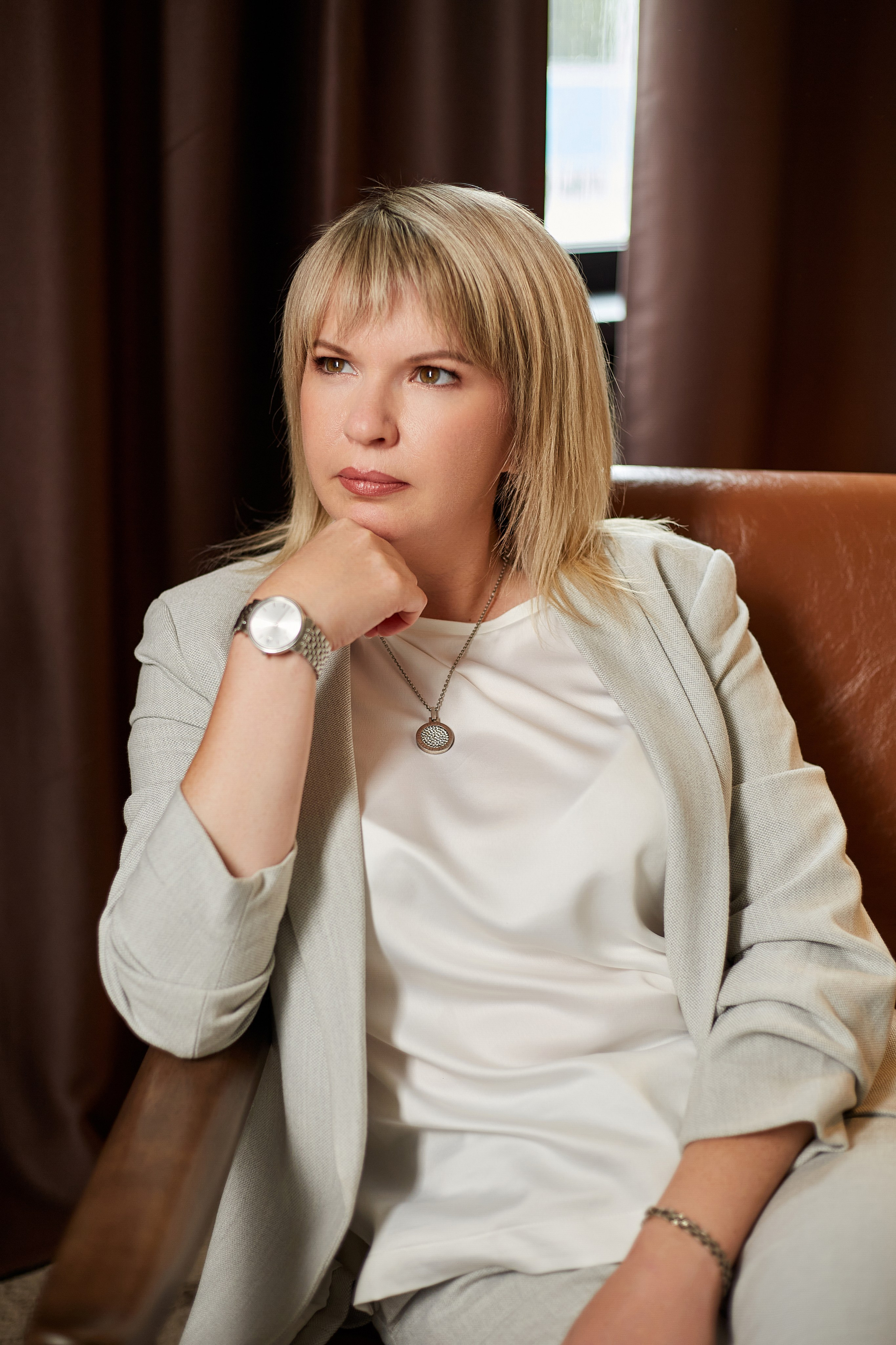 Бизнес-портрет в студии (Пенза) — профессиональная фотосессия для личного бренда и резюме. Деловой портрет в Пензе — фотосъемка для LinkedIn, сайта компании и соцсетей. Профессиональный бизнес-портрет в Пензе — фотосессия в деловом стиле с ретушью. Корпоративный портрет в Пензе — студийная съемка для предпринимателей и компаний. Фото для резюме и делового профиля (Пенза) — строгий стиль, естественный свет, профессиональная обработка.