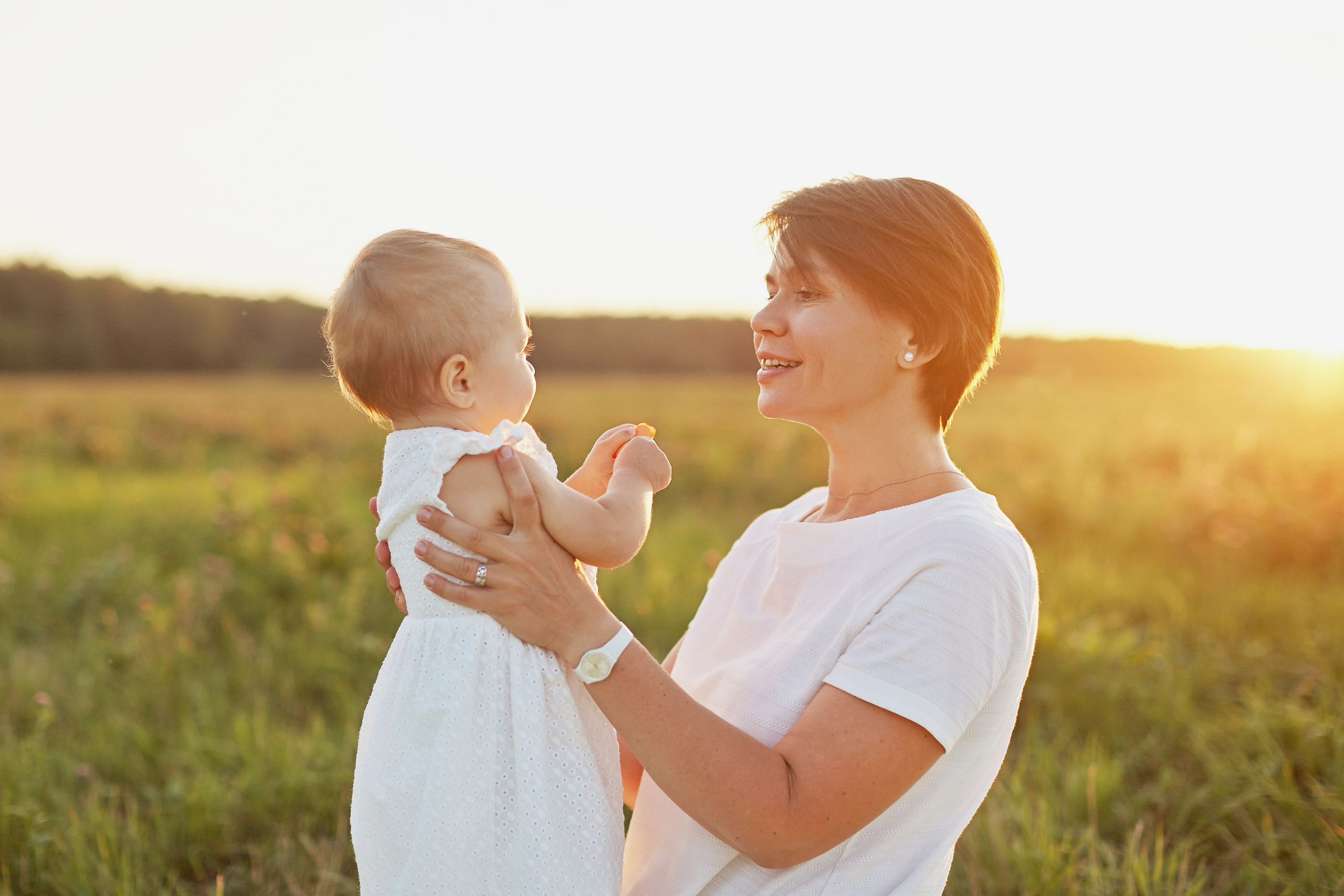 Мама с дочкой в поле на закате. Фотограф Ольга Ефремова
