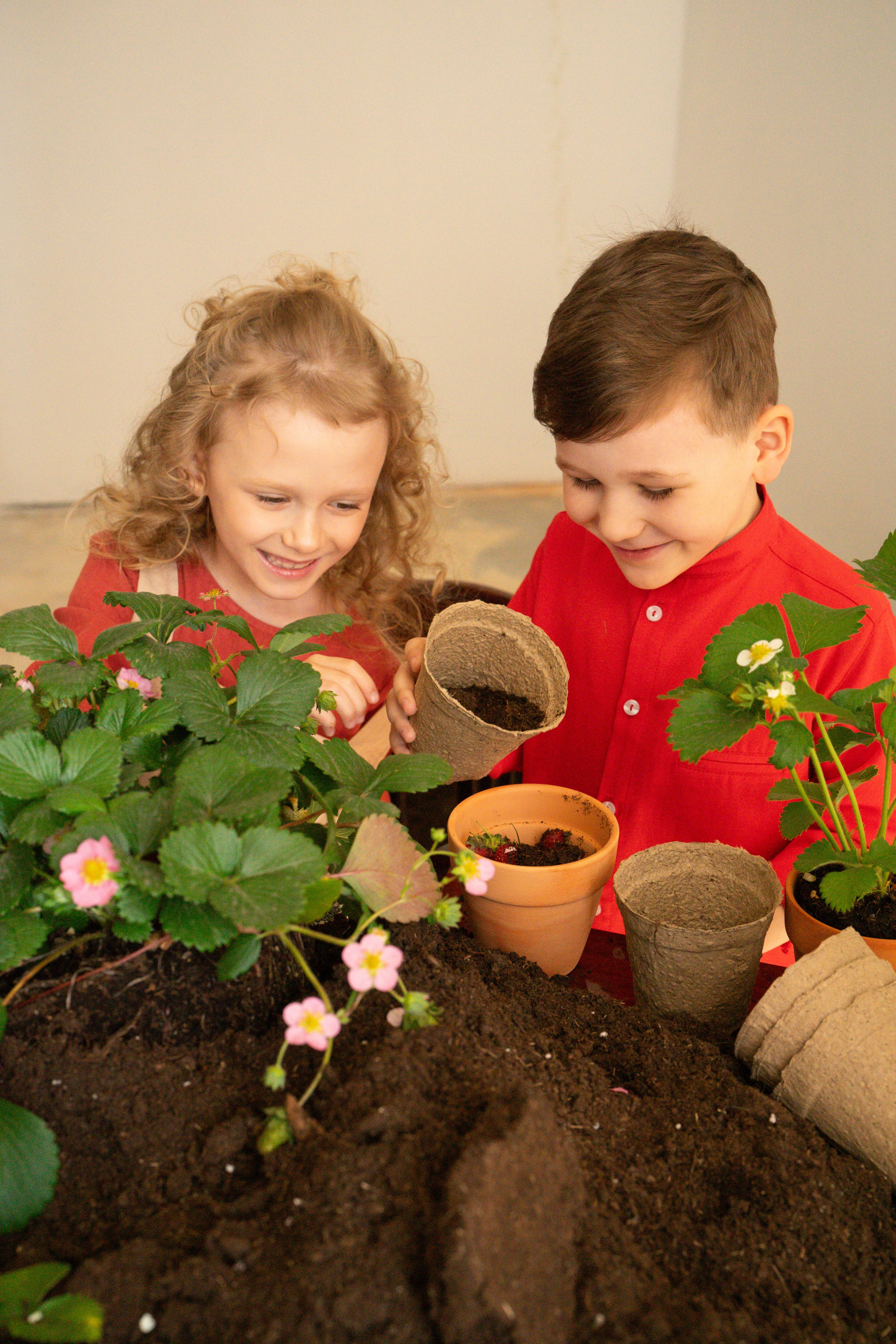 Маленькие садоводы. Ваш фотограф Tetiana Kolos, найду самый удачный ракурс и словлю момент