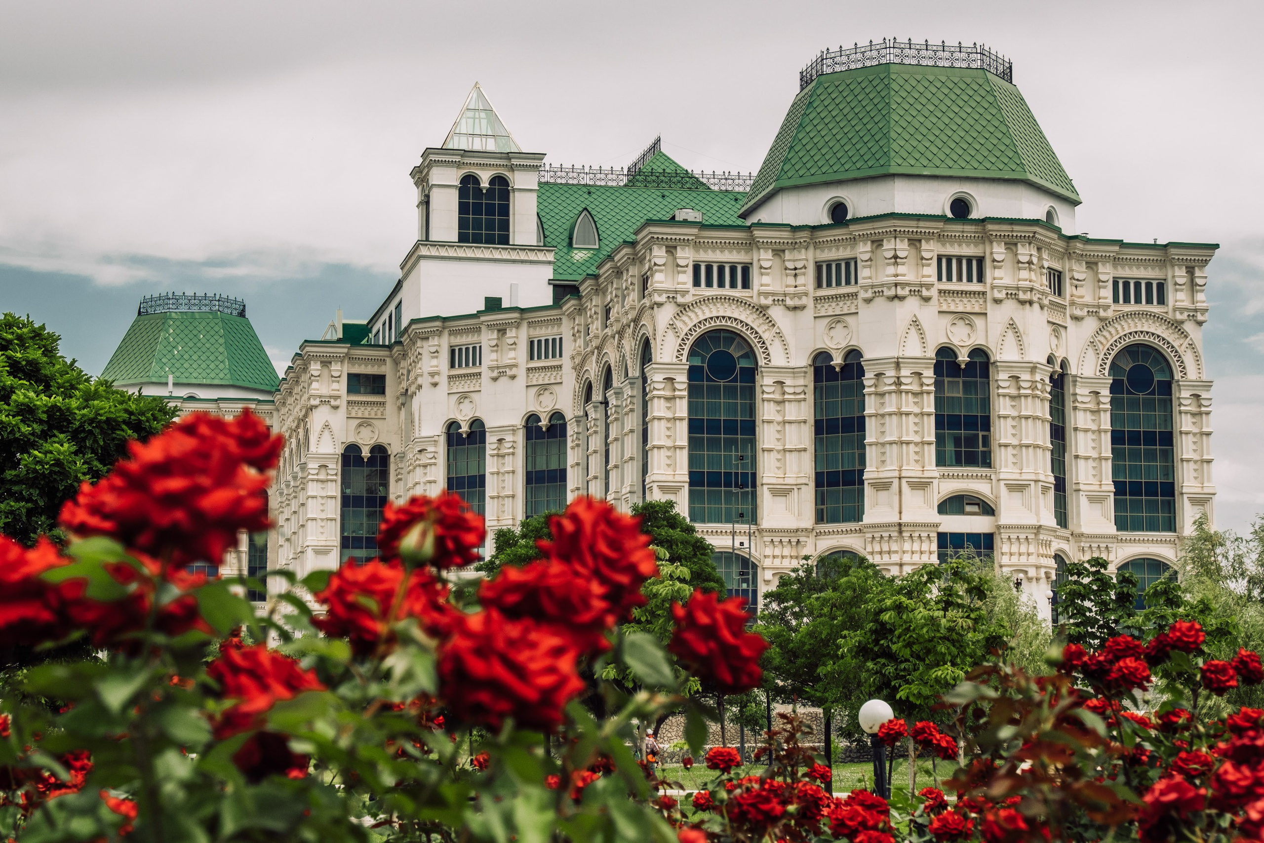 Театральный парк перед дождем. Фотограф Анатолий Деникин
