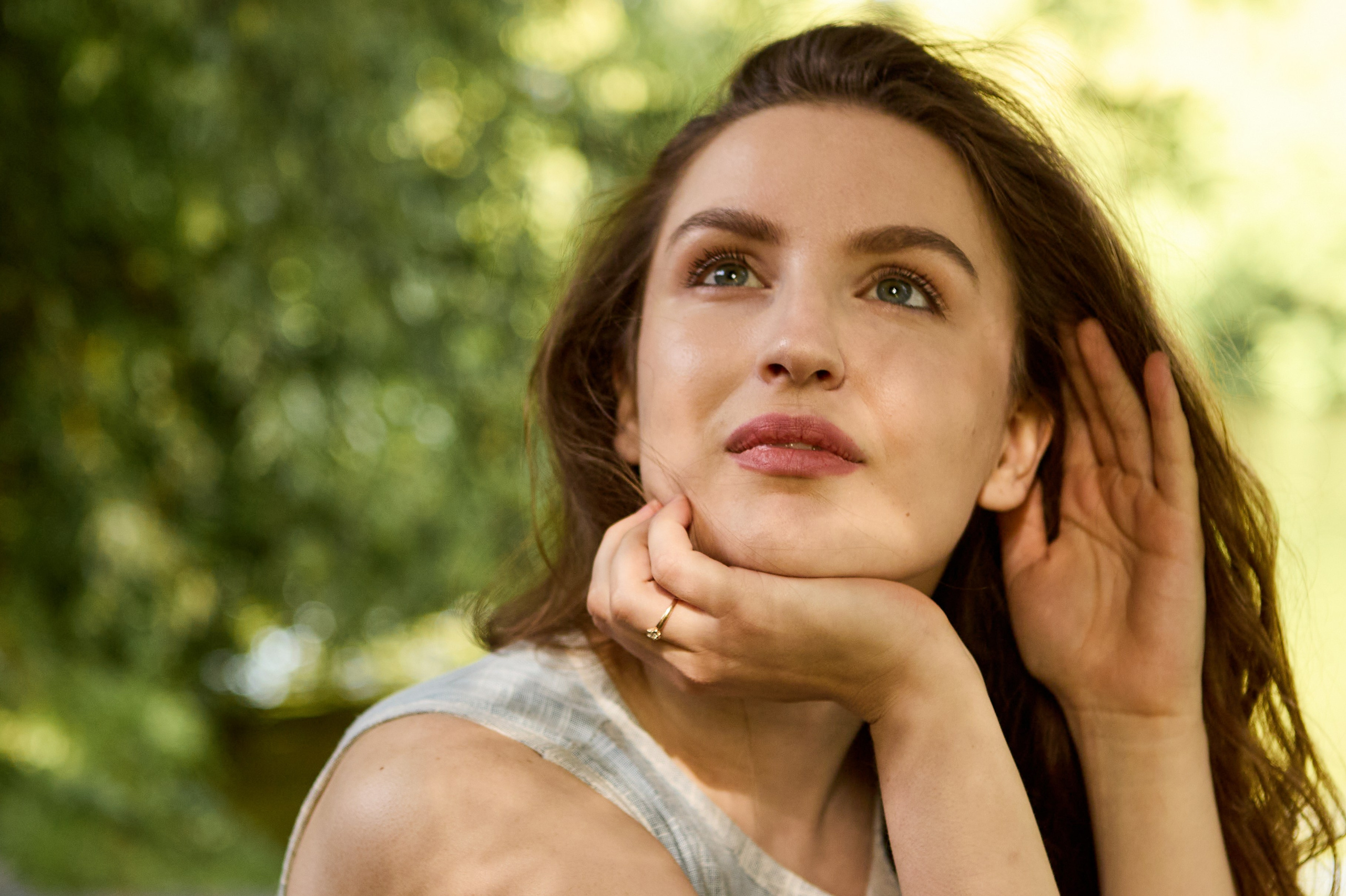 мечтательная девушка на природе